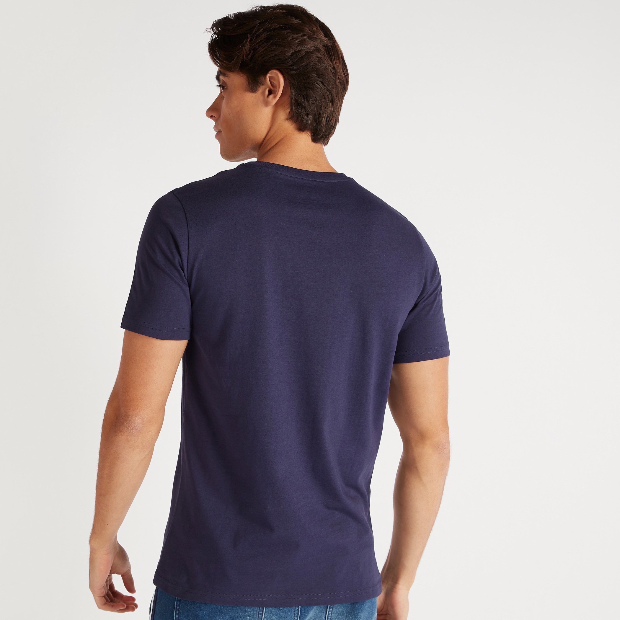 تيشيرت بياقة ضيّقة وأكمام قصيرة وطبعات شعار-men-clothing-tshirtsandpolos-tshirts-image-4