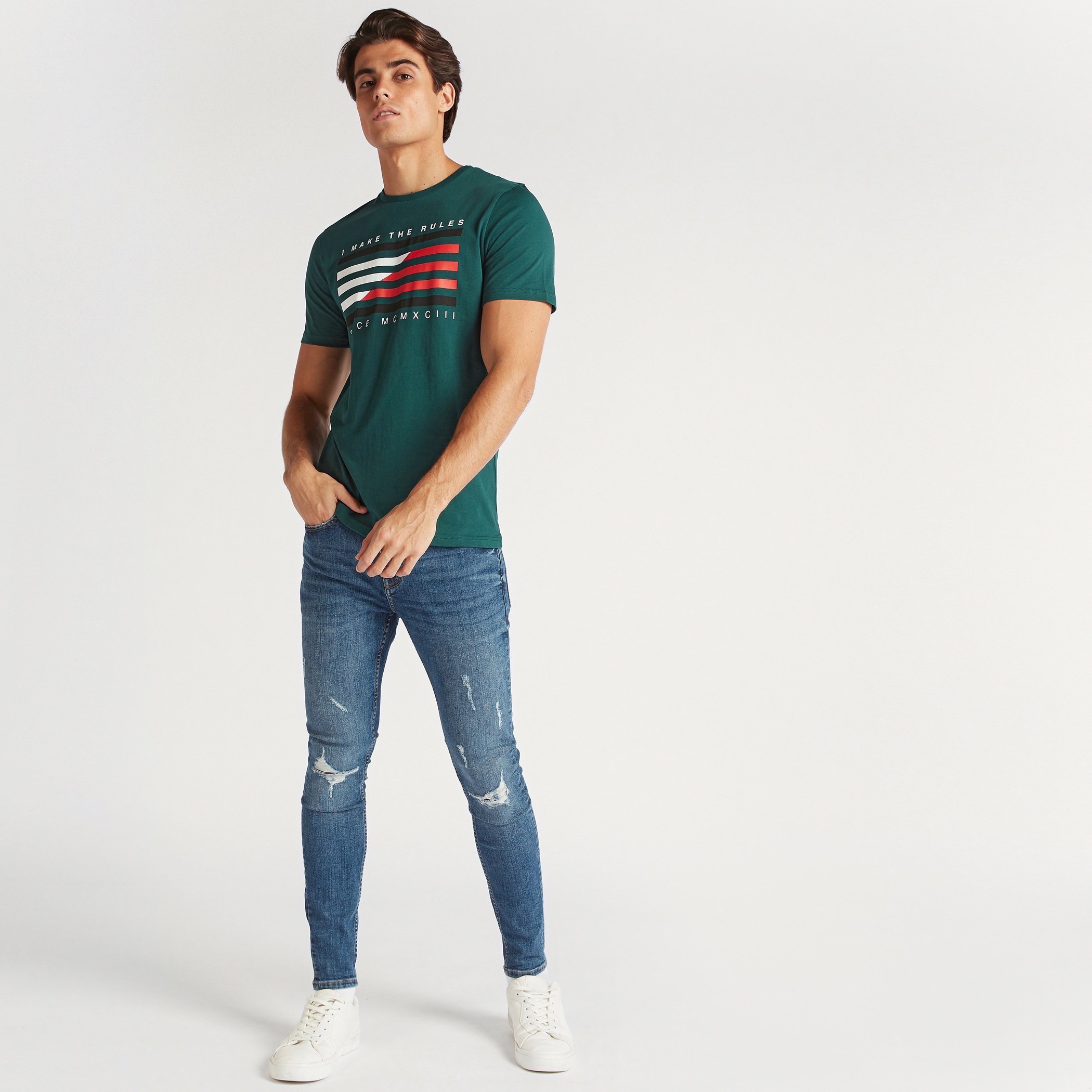تيشيرت بياقة ضيّقة وأكمام قصيرة وطبعات-men-clothing-tshirtsandpolos-tshirts-image-2