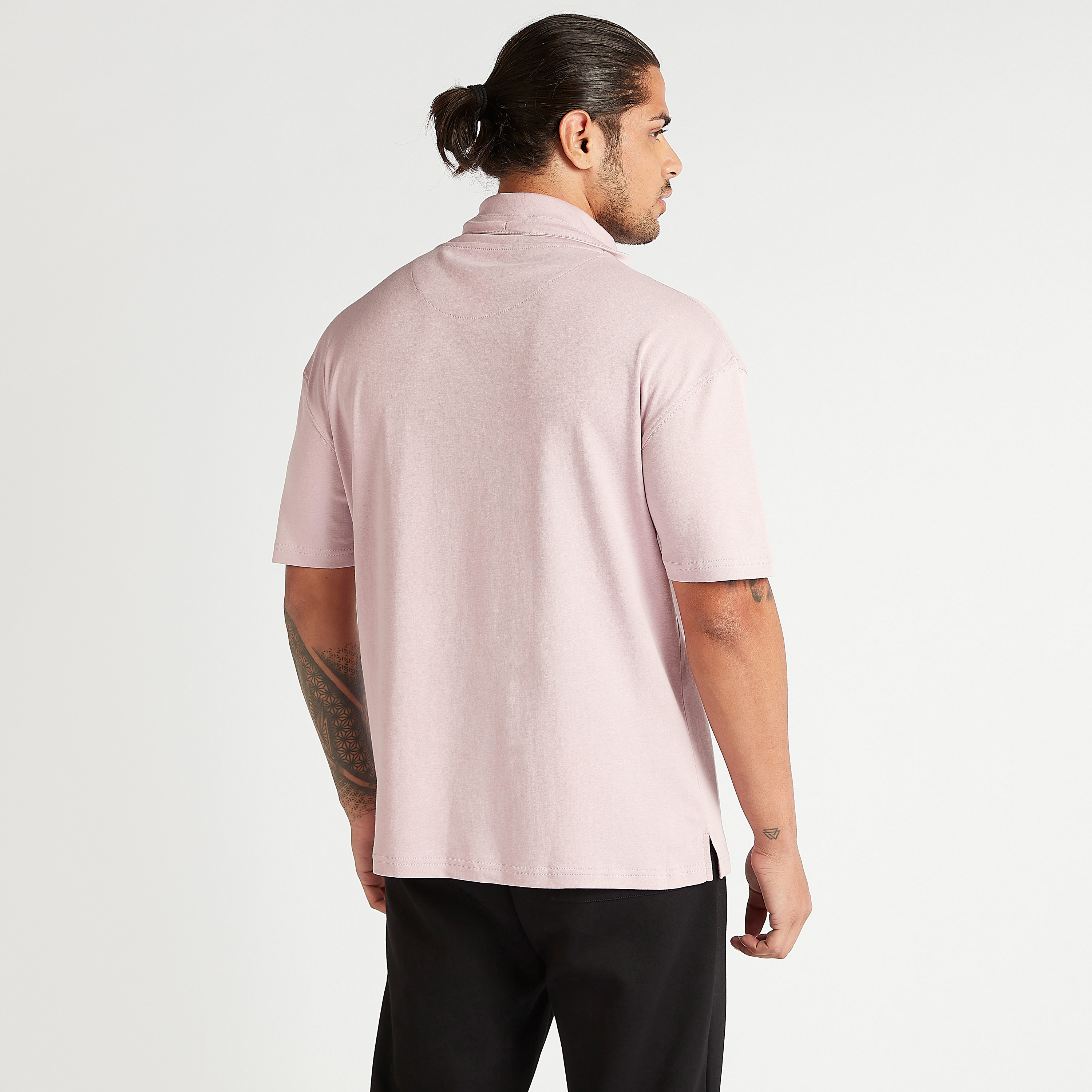 تيشيرت بياقة عالية وأكمام قصيرة وتفاصيل مزخرفة-men-clothing-tshirtsandpolos-tshirts-image-4