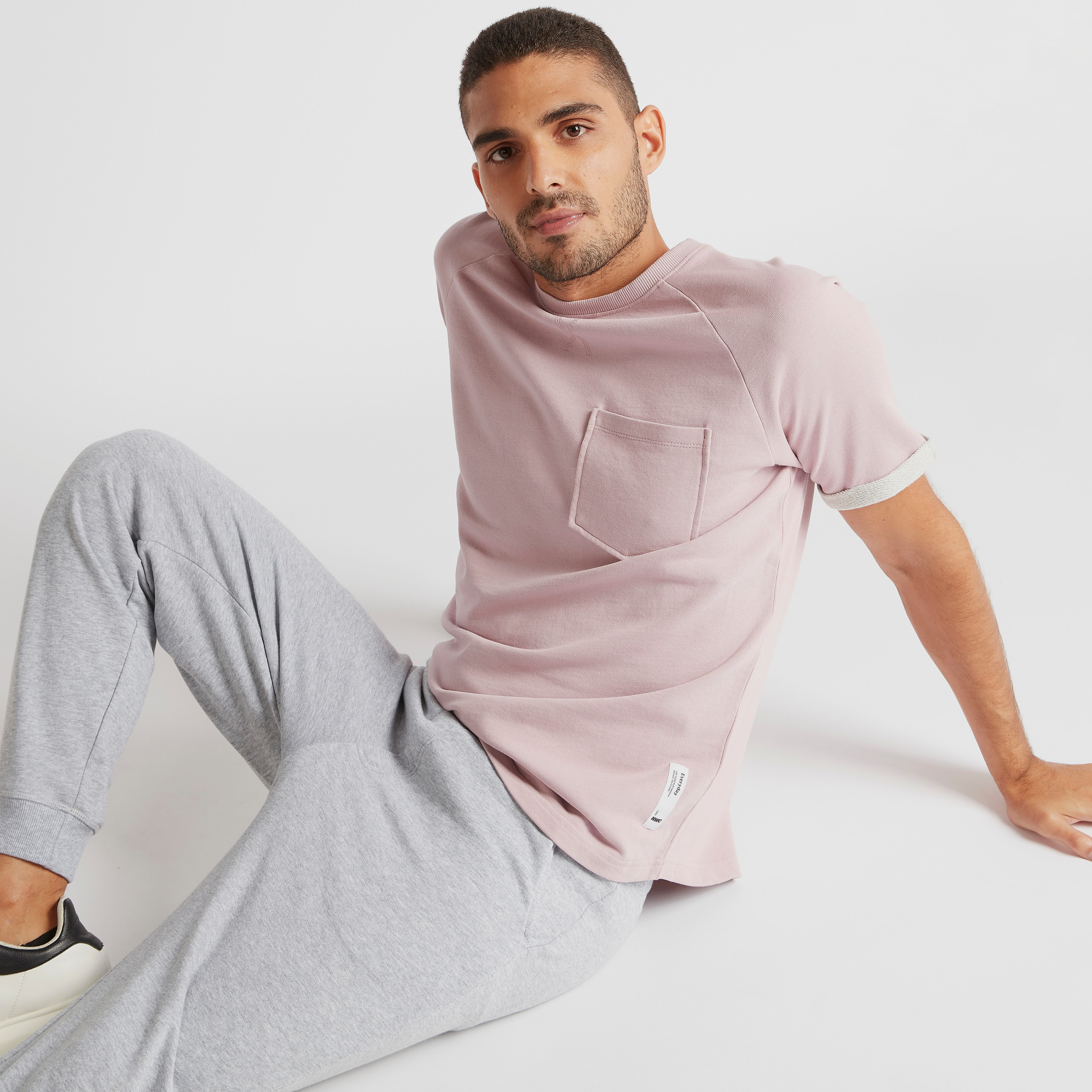 تيشيرت بارز الملمس بأكمام مغايرة وجيب خارجي-men-clothing-tshirtsandpolos-tshirts-image-1