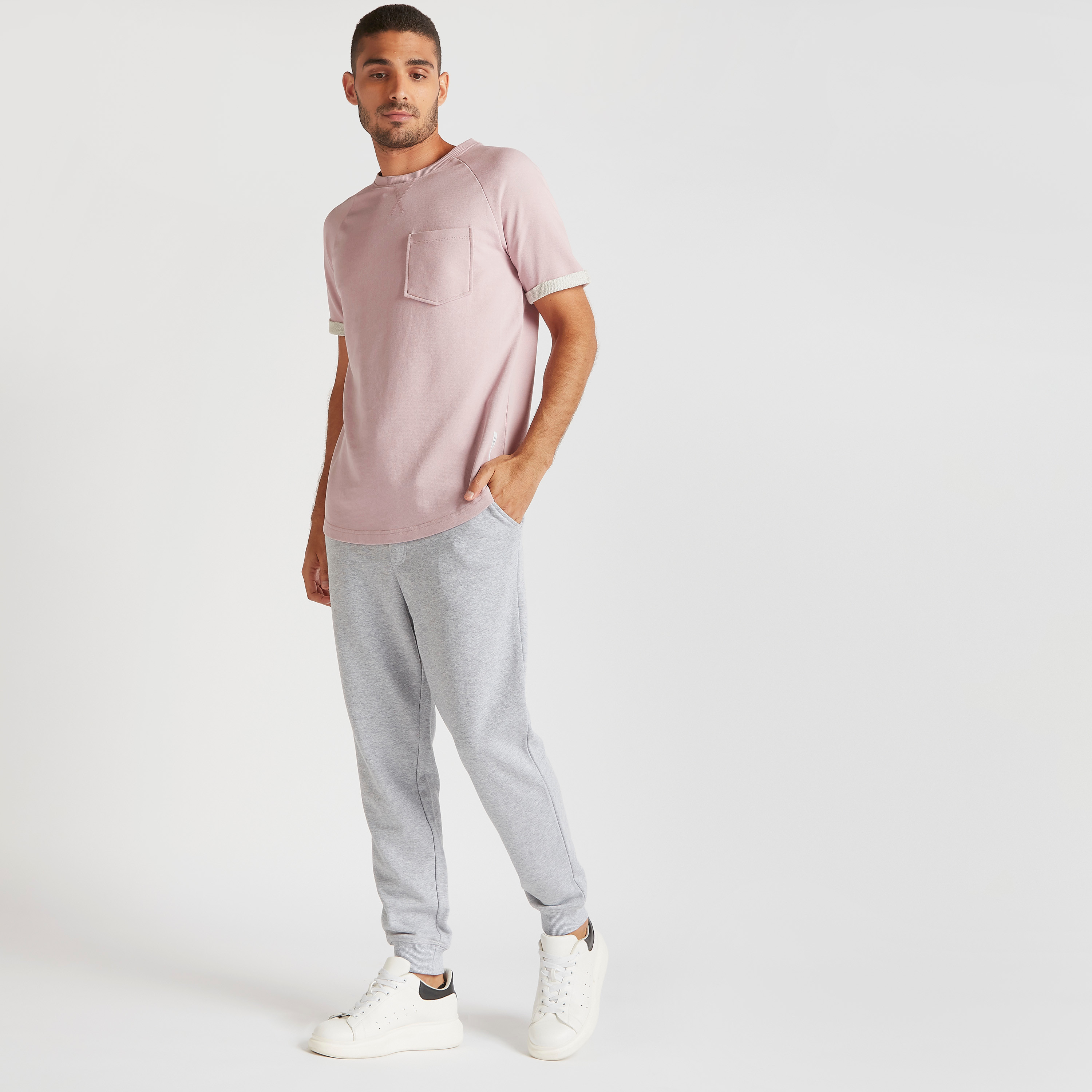 تيشيرت بارز الملمس بأكمام مغايرة وجيب خارجي-men-clothing-tshirtsandpolos-tshirts-image-2
