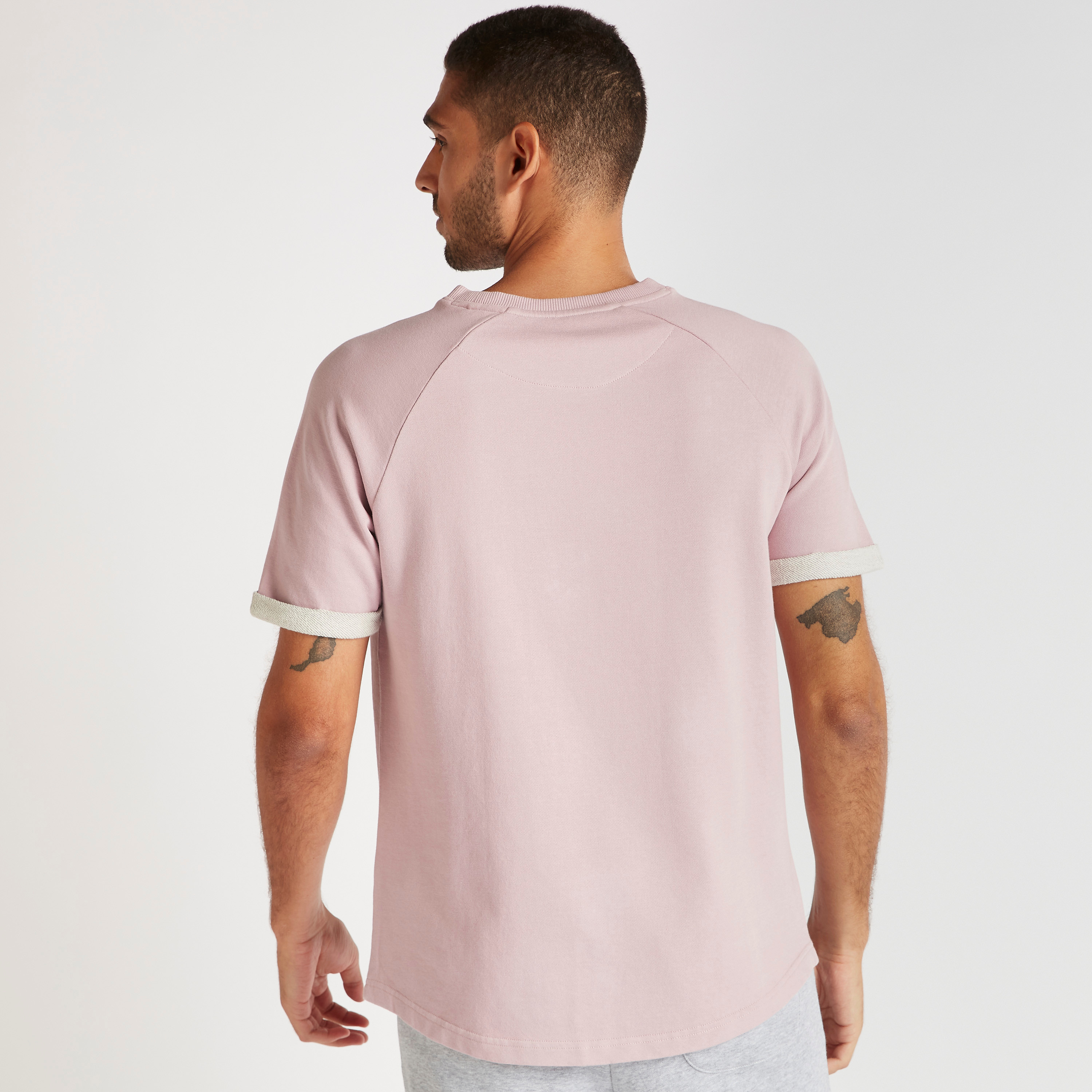 تيشيرت بارز الملمس بأكمام مغايرة وجيب خارجي-men-clothing-tshirtsandpolos-tshirts-image-3
