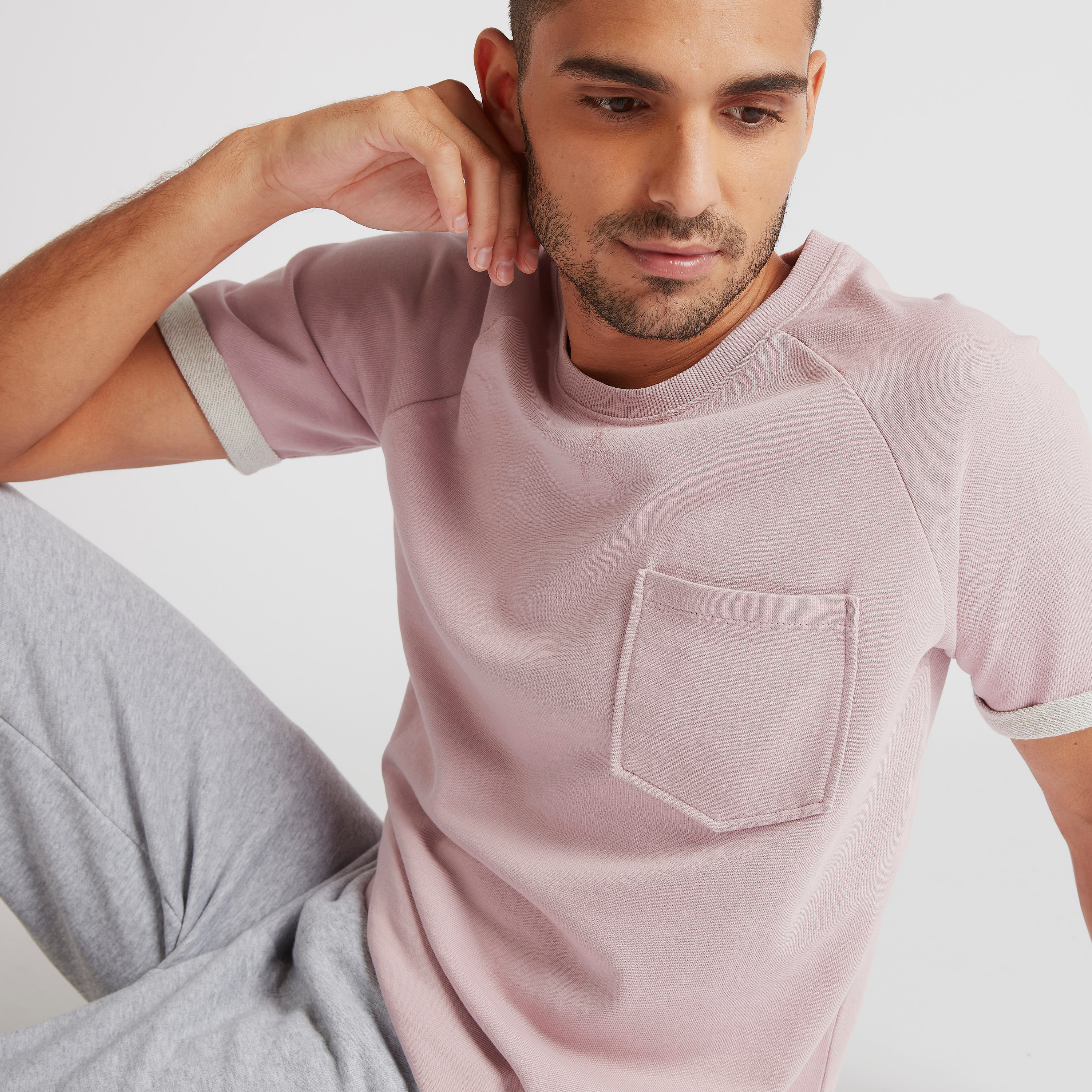 تيشيرت بارز الملمس بأكمام مغايرة وجيب خارجي-men-clothing-tshirtsandpolos-tshirts-image-5