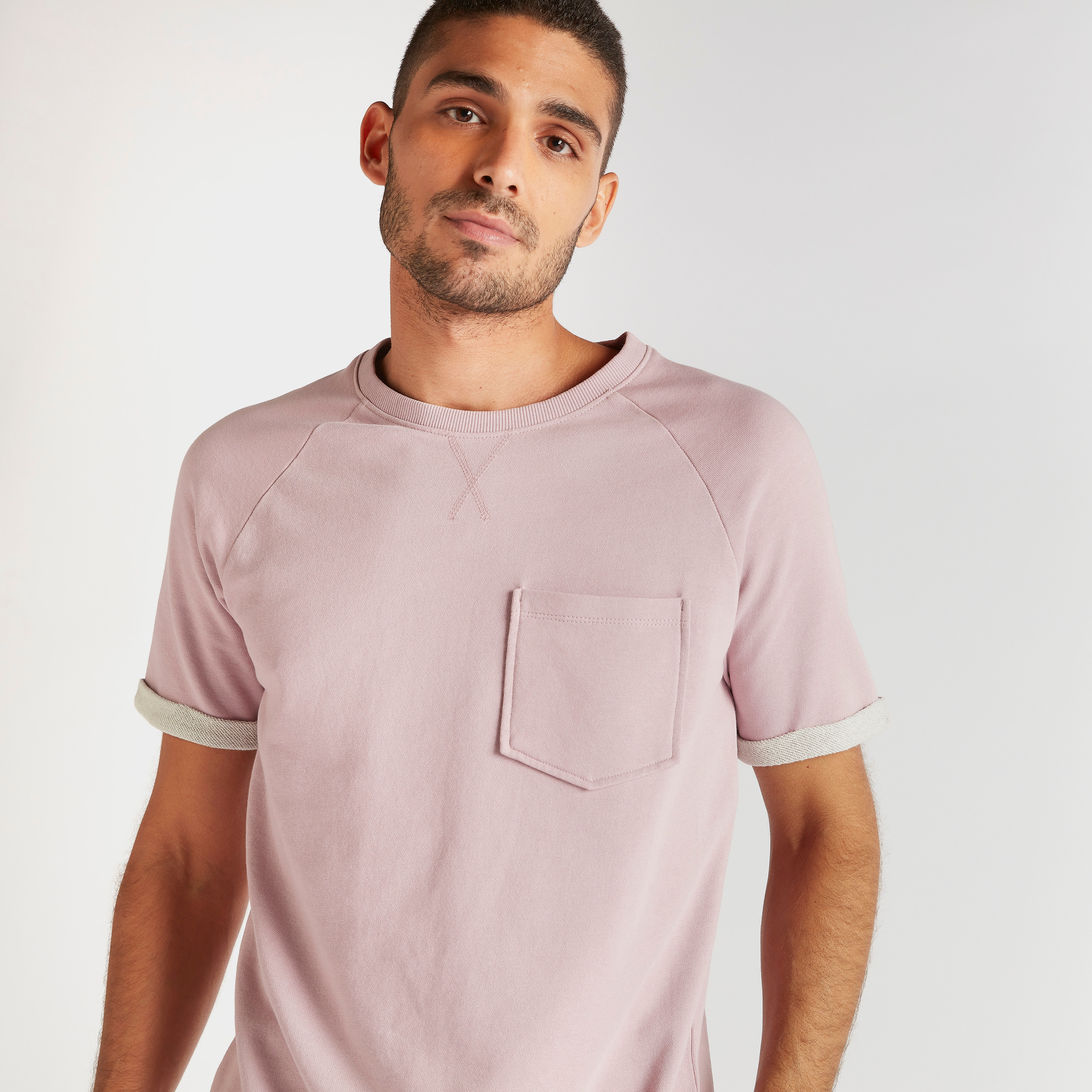 تيشيرت بارز الملمس بأكمام مغايرة وجيب خارجي-men-clothing-tshirtsandpolos-tshirts-image-6