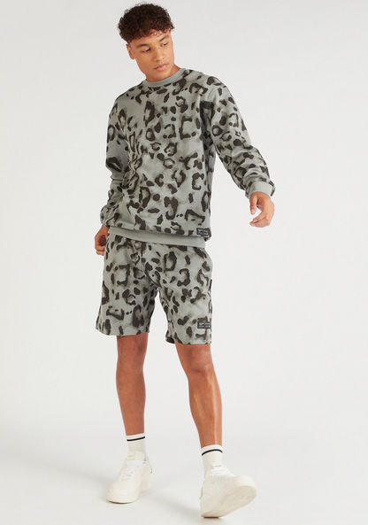 Leopard Print Crew Neck Sweatshirt with Long Sleeves