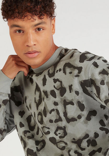 Leopard Print Crew Neck Sweatshirt with Long Sleeves