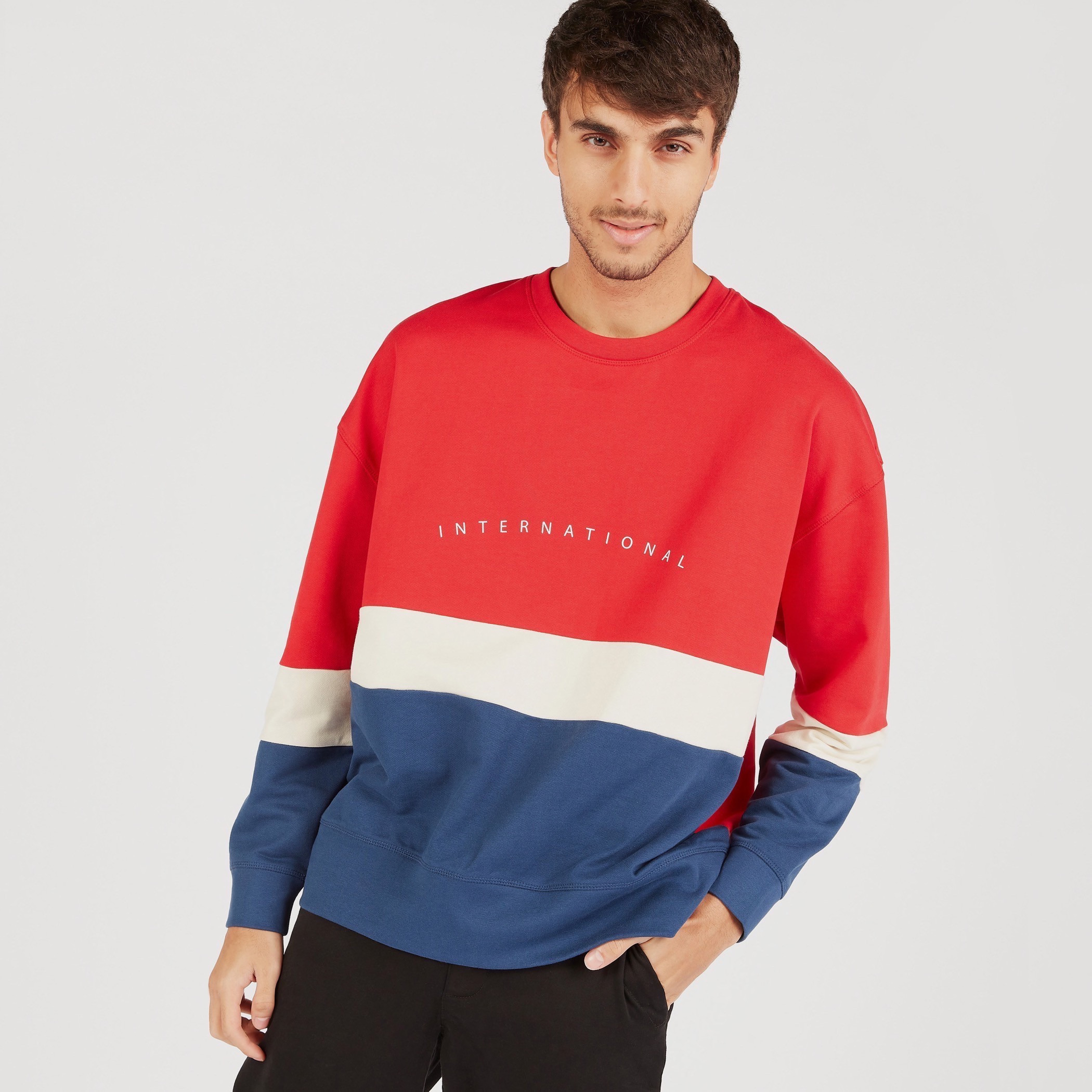 سويت شيرت بأكمام طويلة وياقة ضيّقة وطبعات-men-winterwear-hoodiesandsweatshirts-image-1