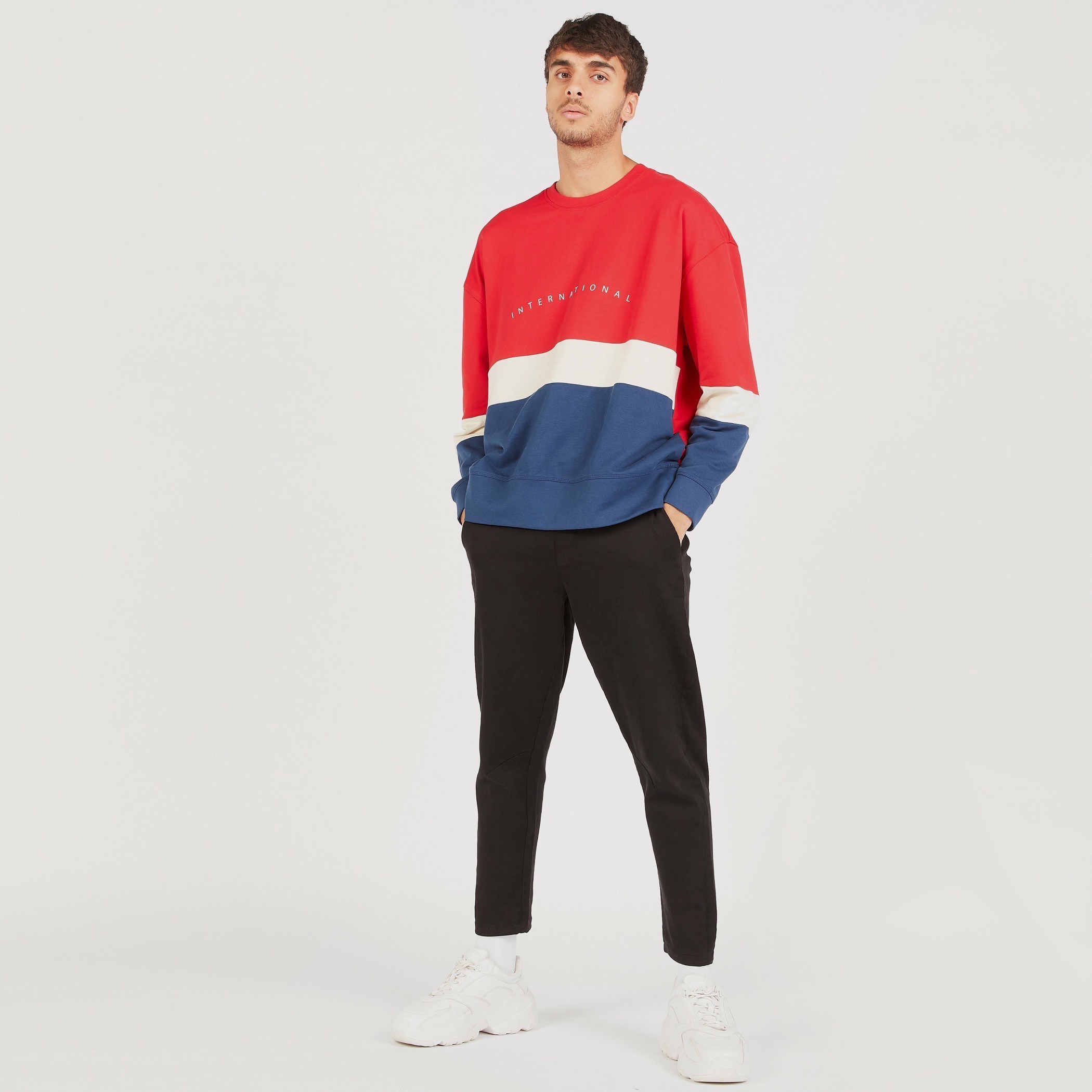 سويت شيرت بأكمام طويلة وياقة ضيّقة وطبعات-men-winterwear-hoodiesandsweatshirts-image-2
