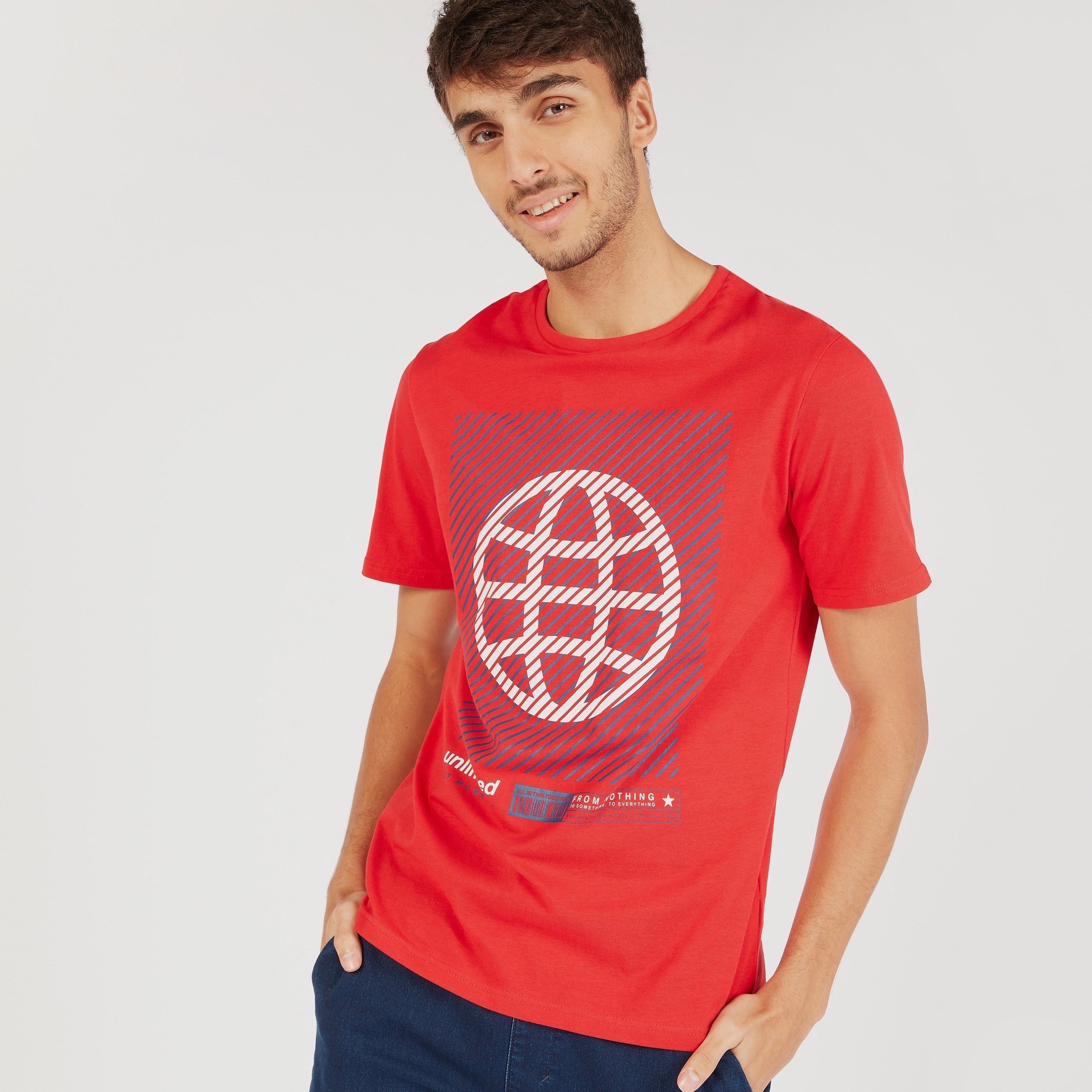 تيشيرت بياقة ضيّقة وطبعات جرافيك وأكمام قصيرة-men-clothing-tshirtsandpolos-tshirts-image-1