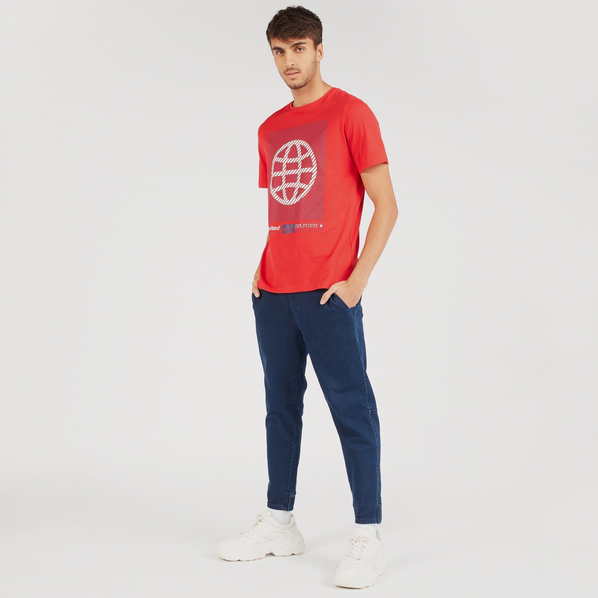 تيشيرت بياقة ضيّقة وطبعات جرافيك وأكمام قصيرة-men-clothing-tshirtsandpolos-tshirts-image-2