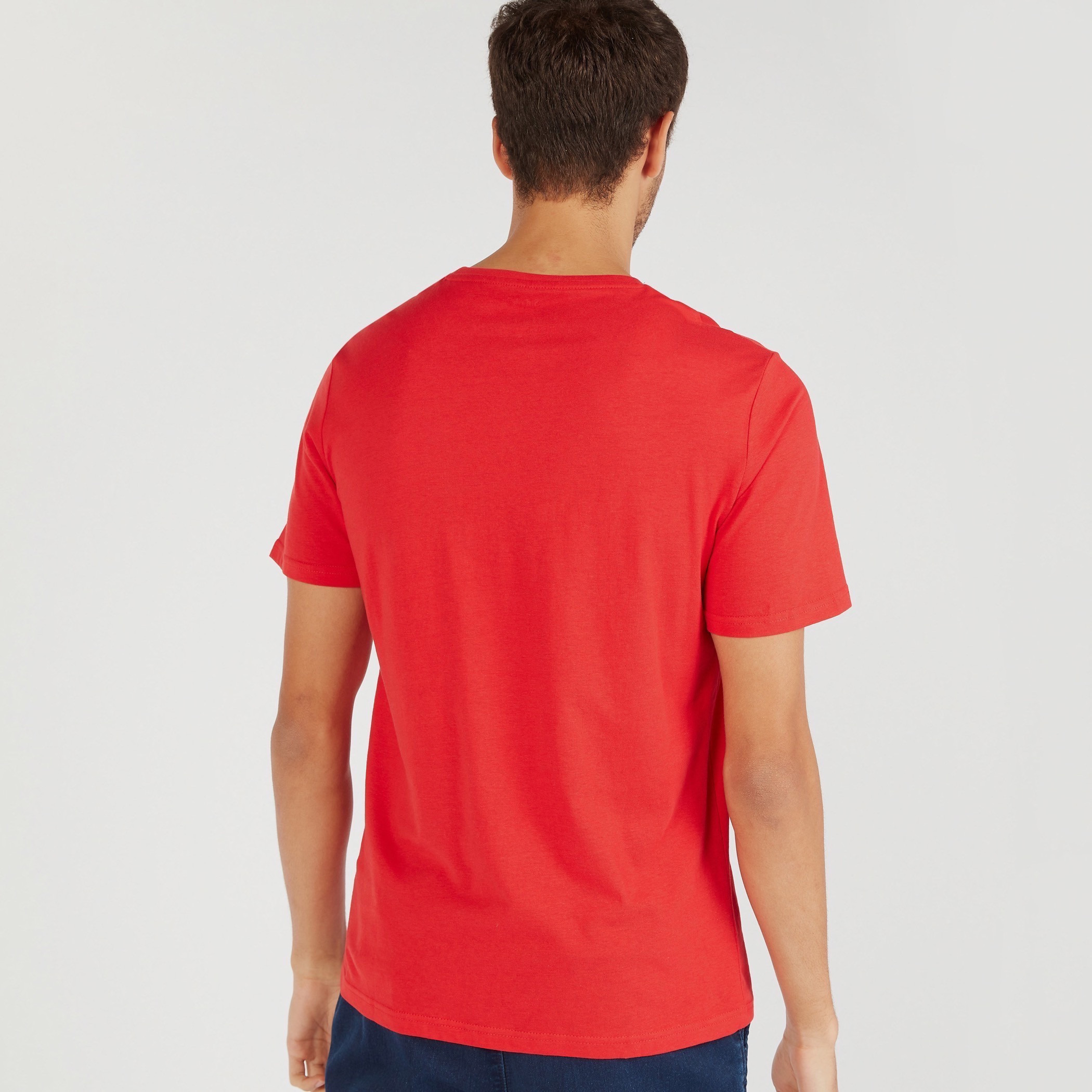 تيشيرت بياقة ضيّقة وطبعات جرافيك وأكمام قصيرة-men-clothing-tshirtsandpolos-tshirts-image-4
