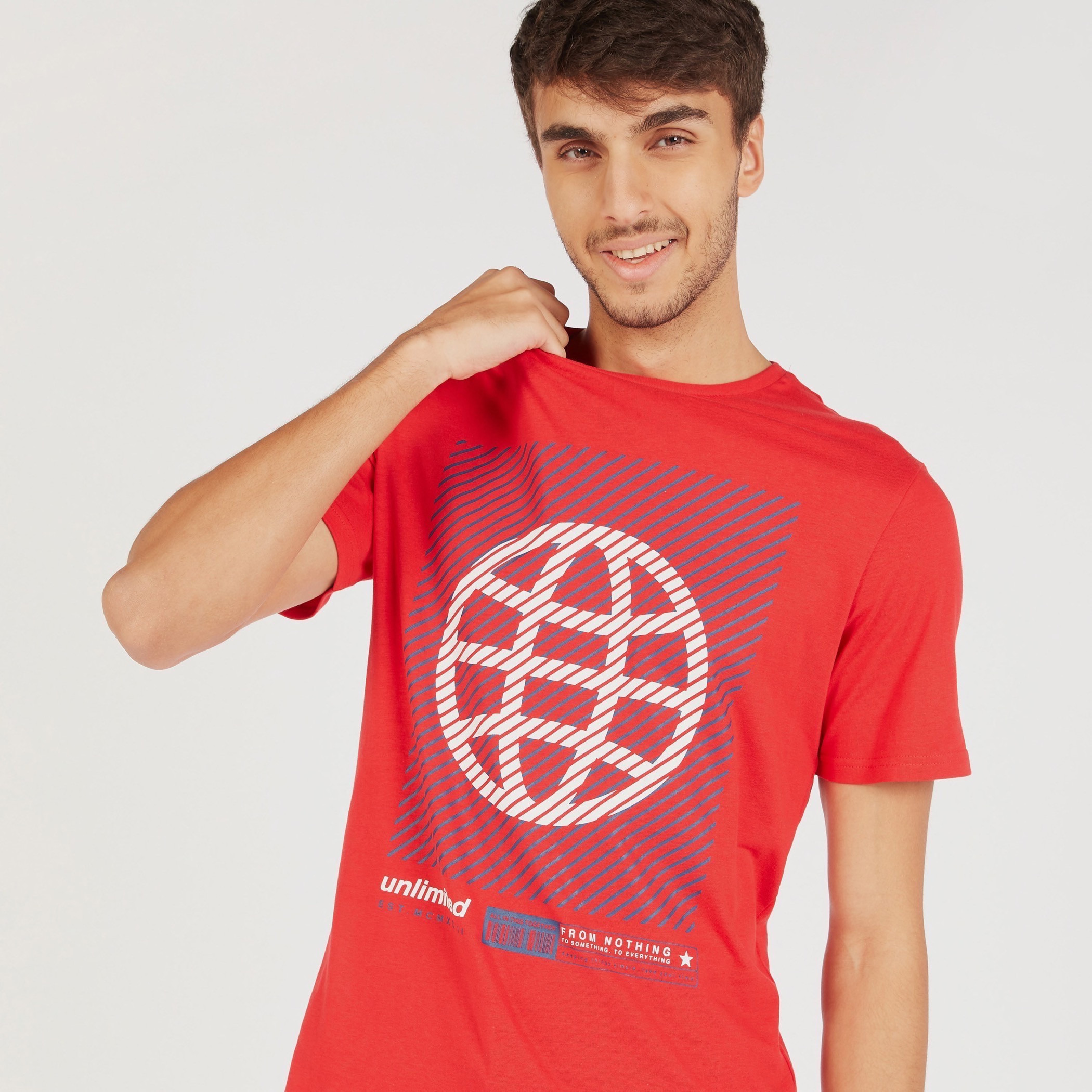 تيشيرت بياقة ضيّقة وطبعات جرافيك وأكمام قصيرة-men-clothing-tshirtsandpolos-tshirts-image-5