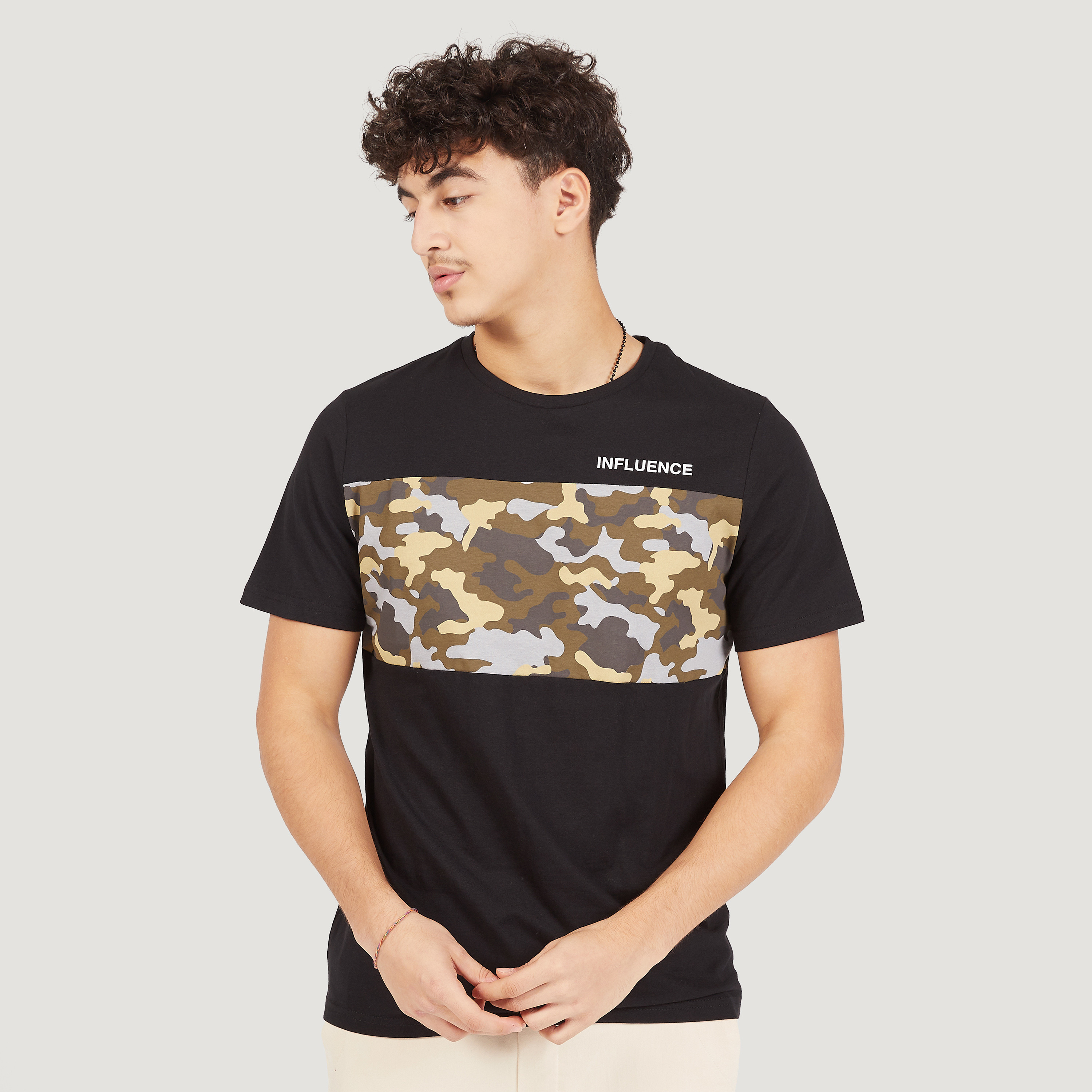 تيشيرت بياقة ضيّقة وأكمام قصيرة وطبعات مموّهة-men-clothing-tshirtsandpolos-tshirts-image-1