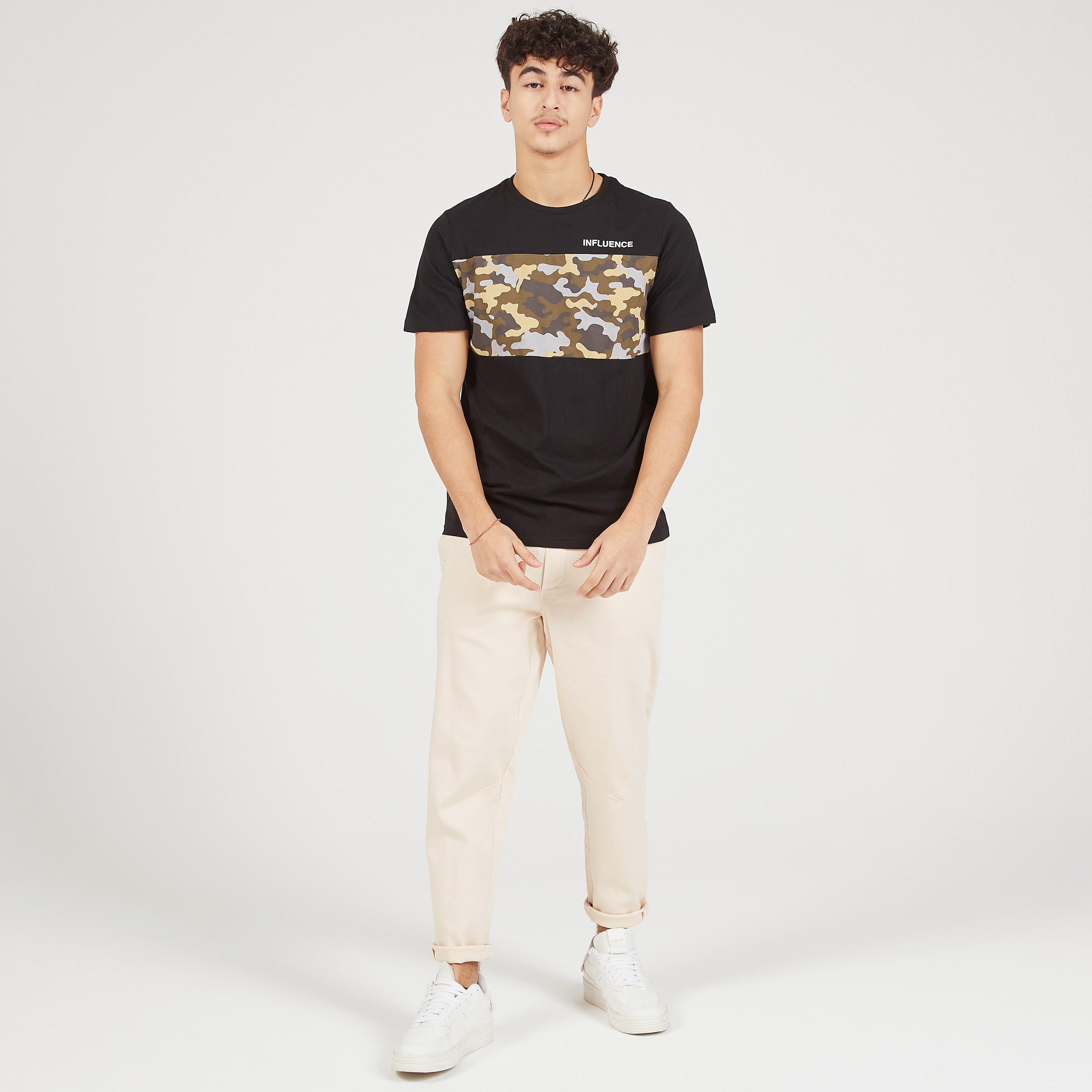 تيشيرت بياقة ضيّقة وأكمام قصيرة وطبعات مموّهة-men-clothing-tshirtsandpolos-tshirts-image-2