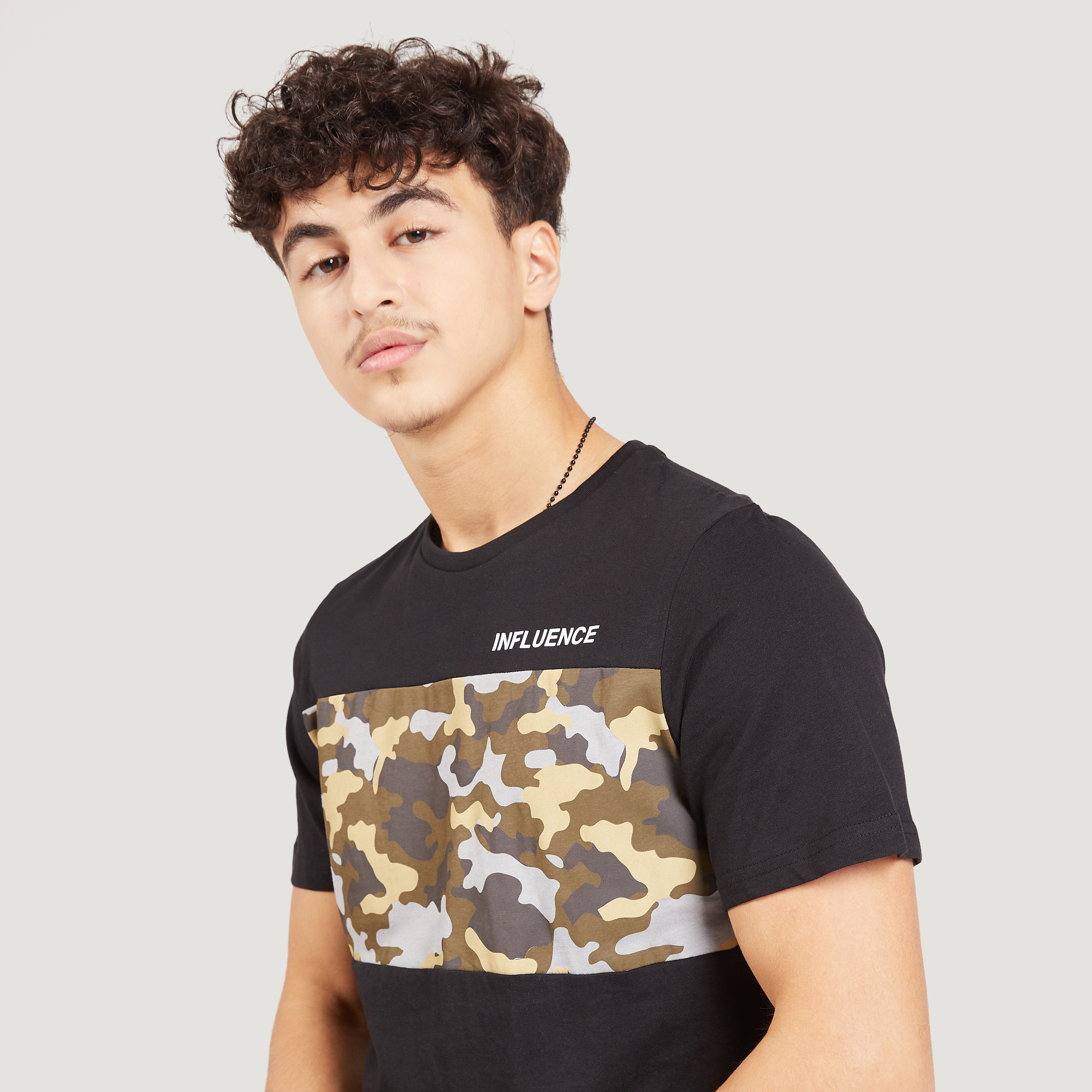 تيشيرت بياقة ضيّقة وأكمام قصيرة وطبعات مموّهة-men-clothing-tshirtsandpolos-tshirts-image-3