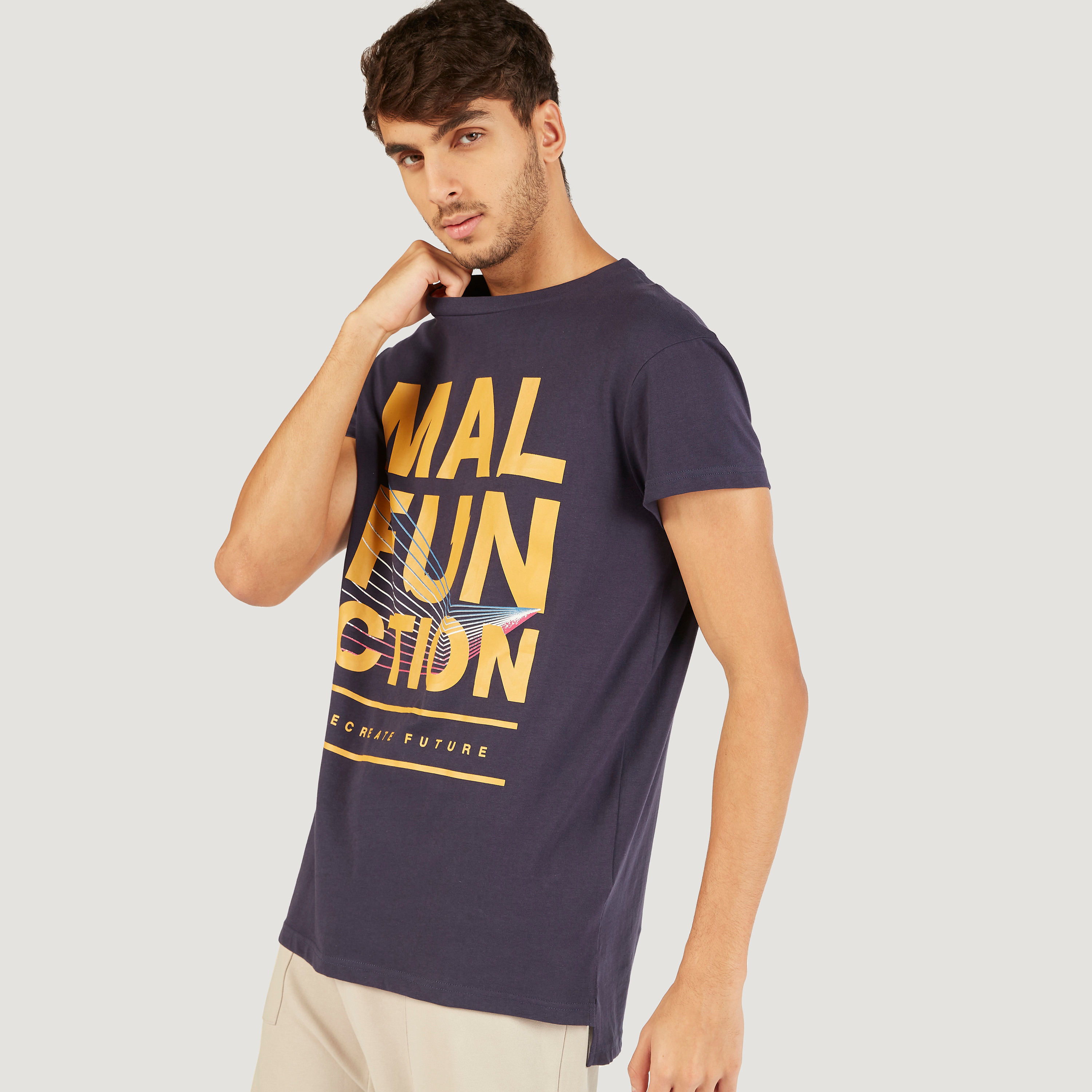 تيشيرت تدريب بياقة ضيّقة وأكمام قصيرة وطبعات جرافيك-men-clothing-tshirtsandpolos-tshirts-image-1