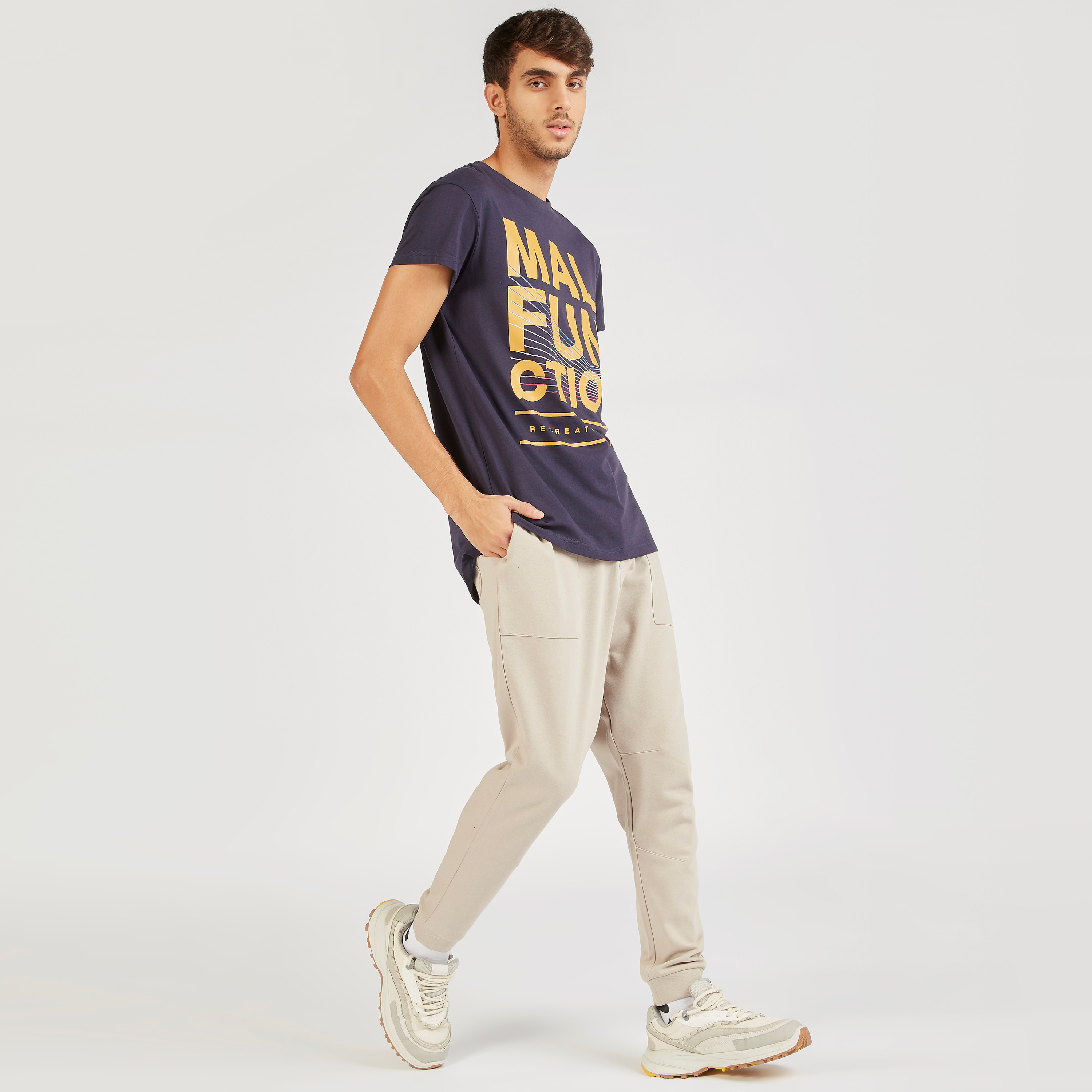 تيشيرت تدريب بياقة ضيّقة وأكمام قصيرة وطبعات جرافيك-men-clothing-tshirtsandpolos-tshirts-image-2