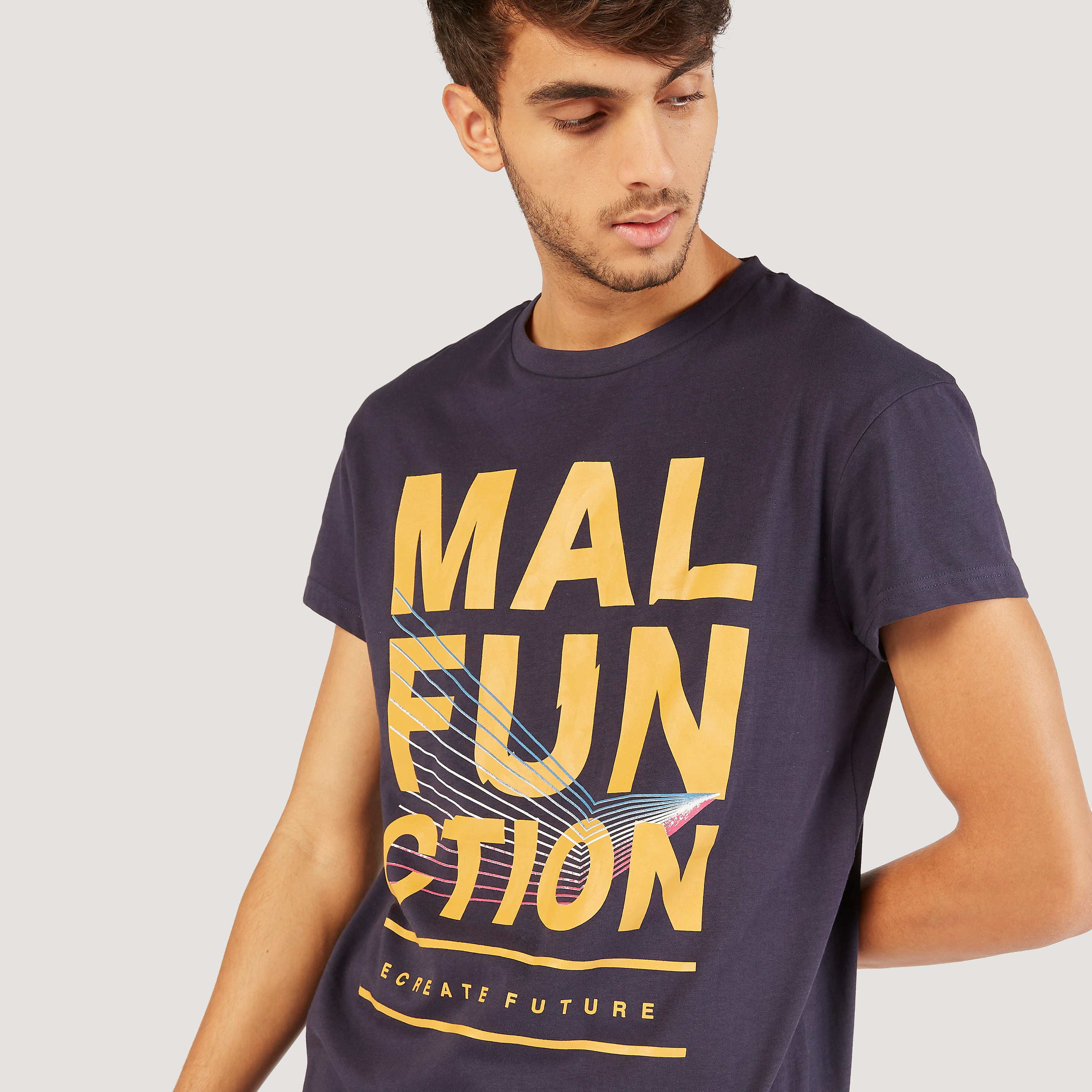 تيشيرت تدريب بياقة ضيّقة وأكمام قصيرة وطبعات جرافيك-men-clothing-tshirtsandpolos-tshirts-image-3