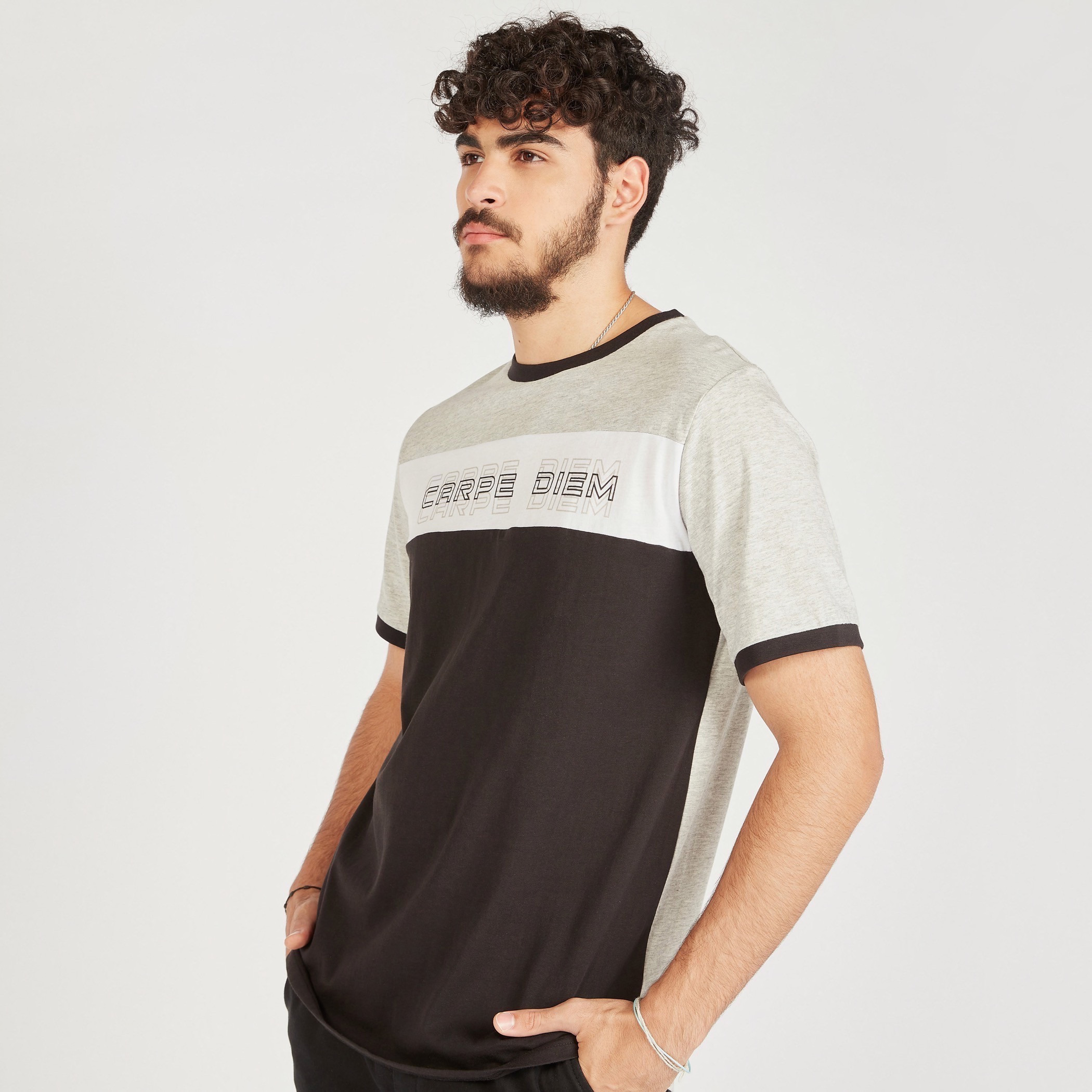 تيشيرت بتفاصيل شريط وطبعات وياقة ضيّقة وأكمام قصيرة-men-clothing-tshirtsandpolos-tshirts-image-1