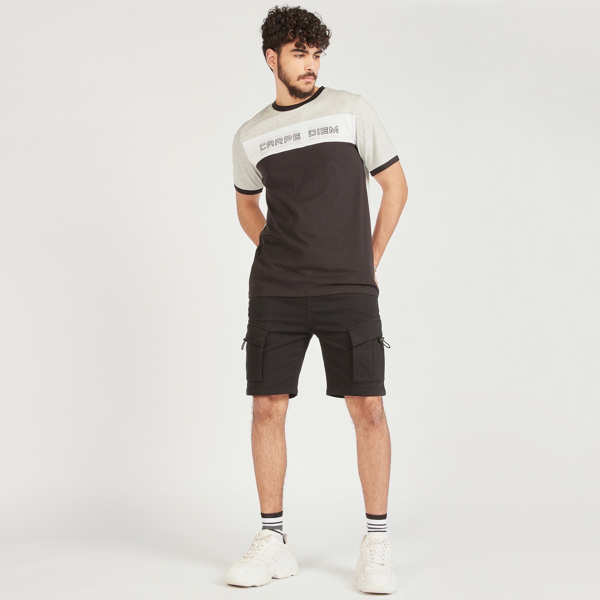 تيشيرت بتفاصيل شريط وطبعات وياقة ضيّقة وأكمام قصيرة-men-clothing-tshirtsandpolos-tshirts-image-2