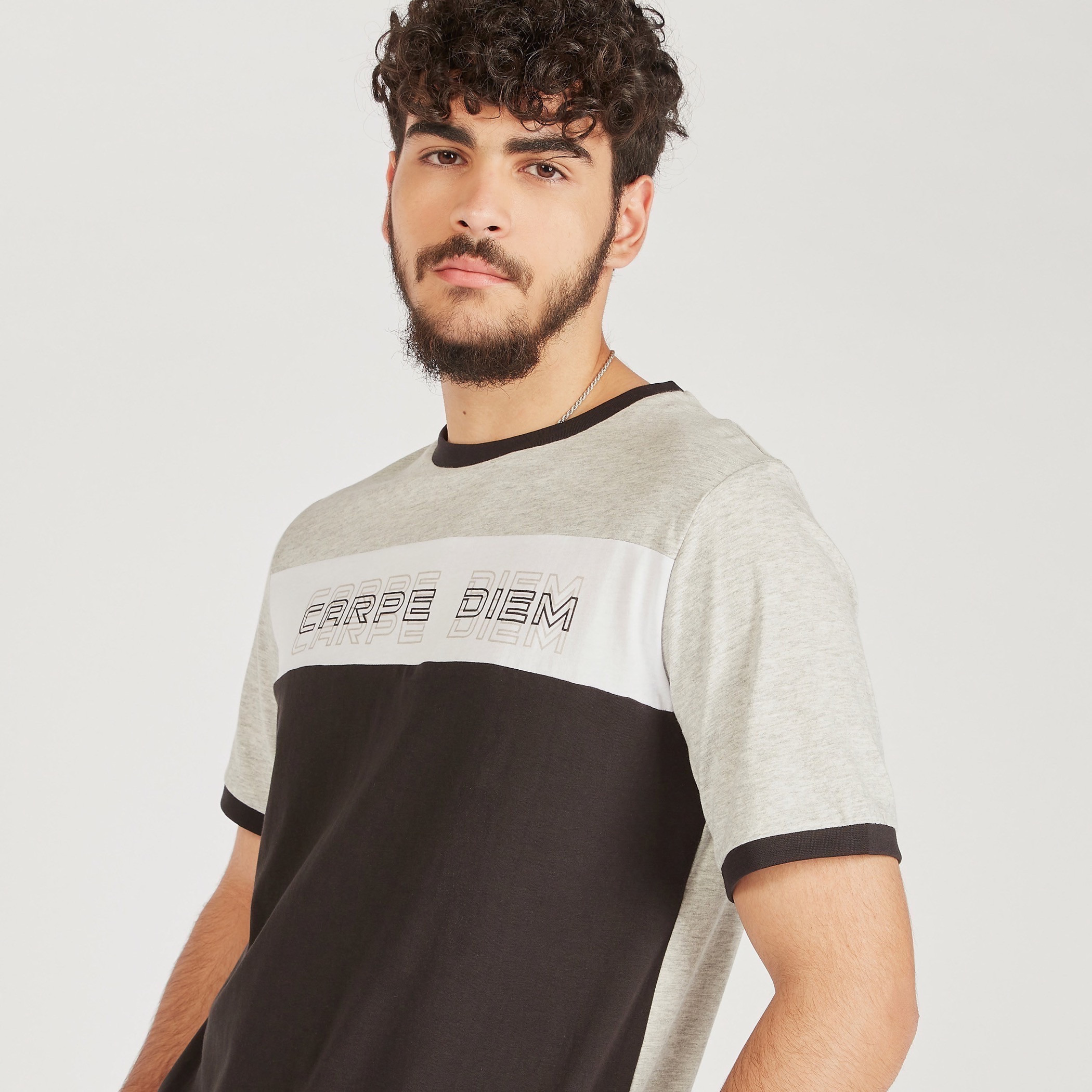 تيشيرت بتفاصيل شريط وطبعات وياقة ضيّقة وأكمام قصيرة-men-clothing-tshirtsandpolos-tshirts-image-3