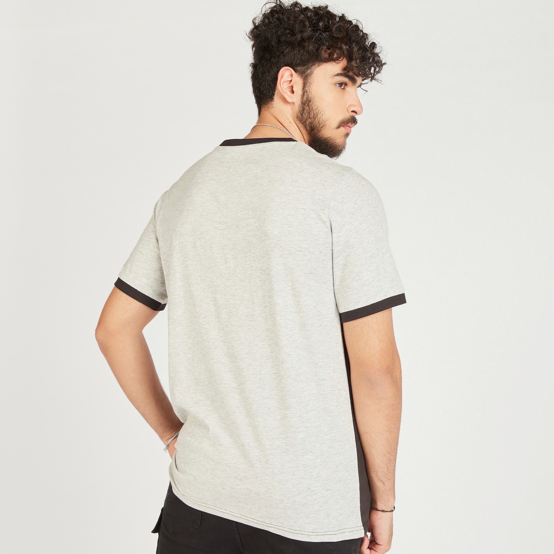 تيشيرت بتفاصيل شريط وطبعات وياقة ضيّقة وأكمام قصيرة-men-clothing-tshirtsandpolos-tshirts-image-4