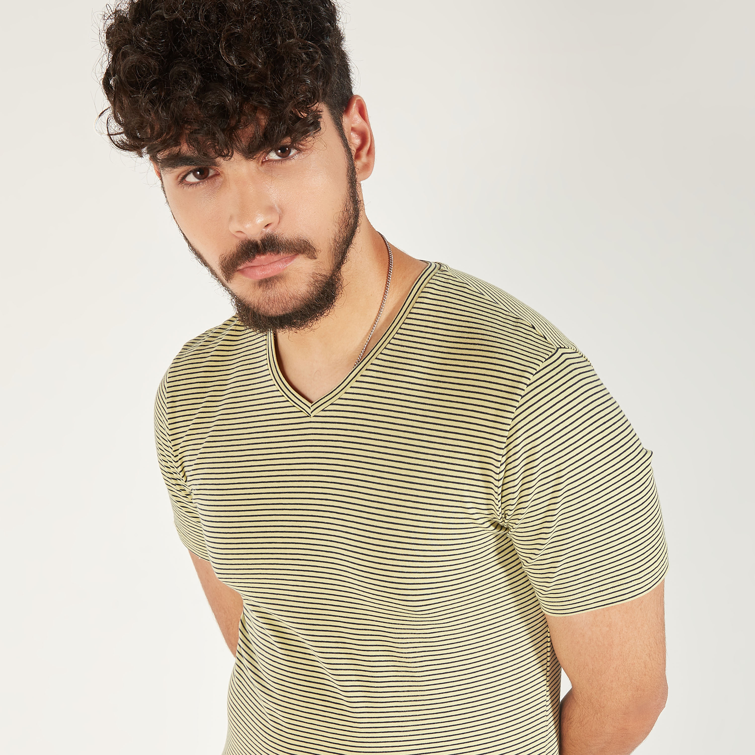 تيشيرت مخطّط بياقة V وأكمام قصيرة-men-clothing-tshirtsandpolos-tshirts-image-5