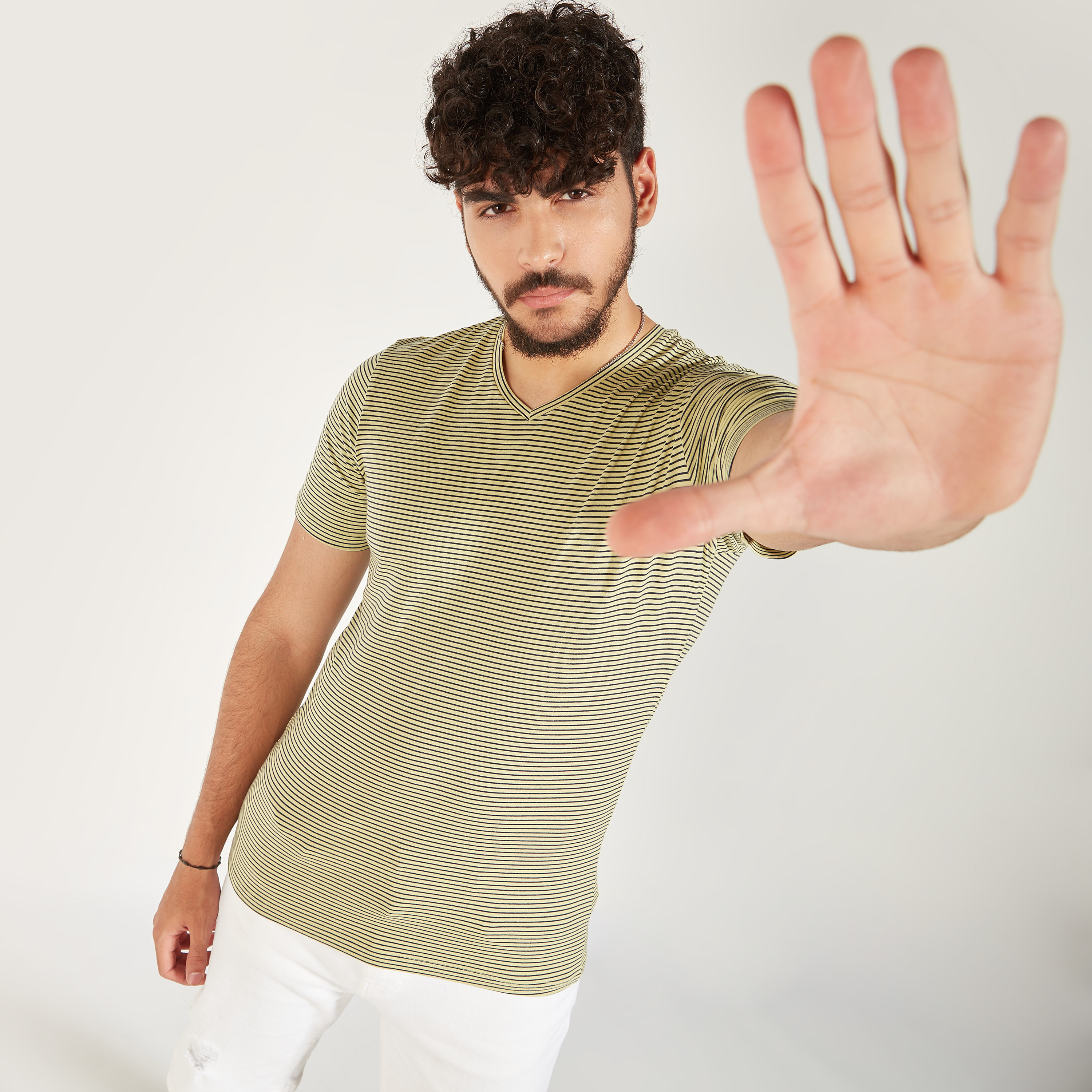 تيشيرت مخطّط بياقة V وأكمام قصيرة-men-clothing-tshirtsandpolos-tshirts-image-7