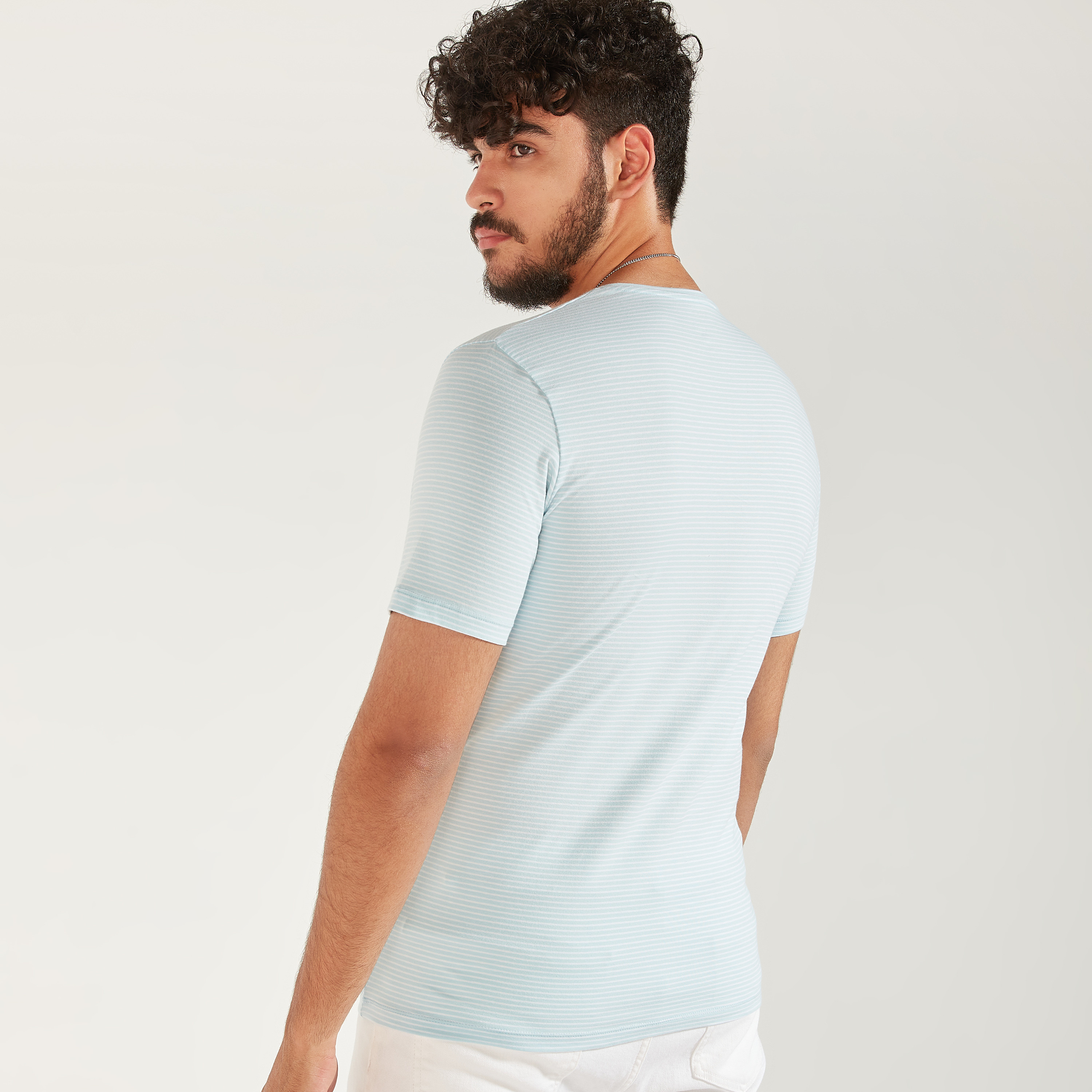 تيشيرت مخطّط بياقة V وأكمام قصيرة-men-clothing-tshirtsandpolos-tshirts-image-13