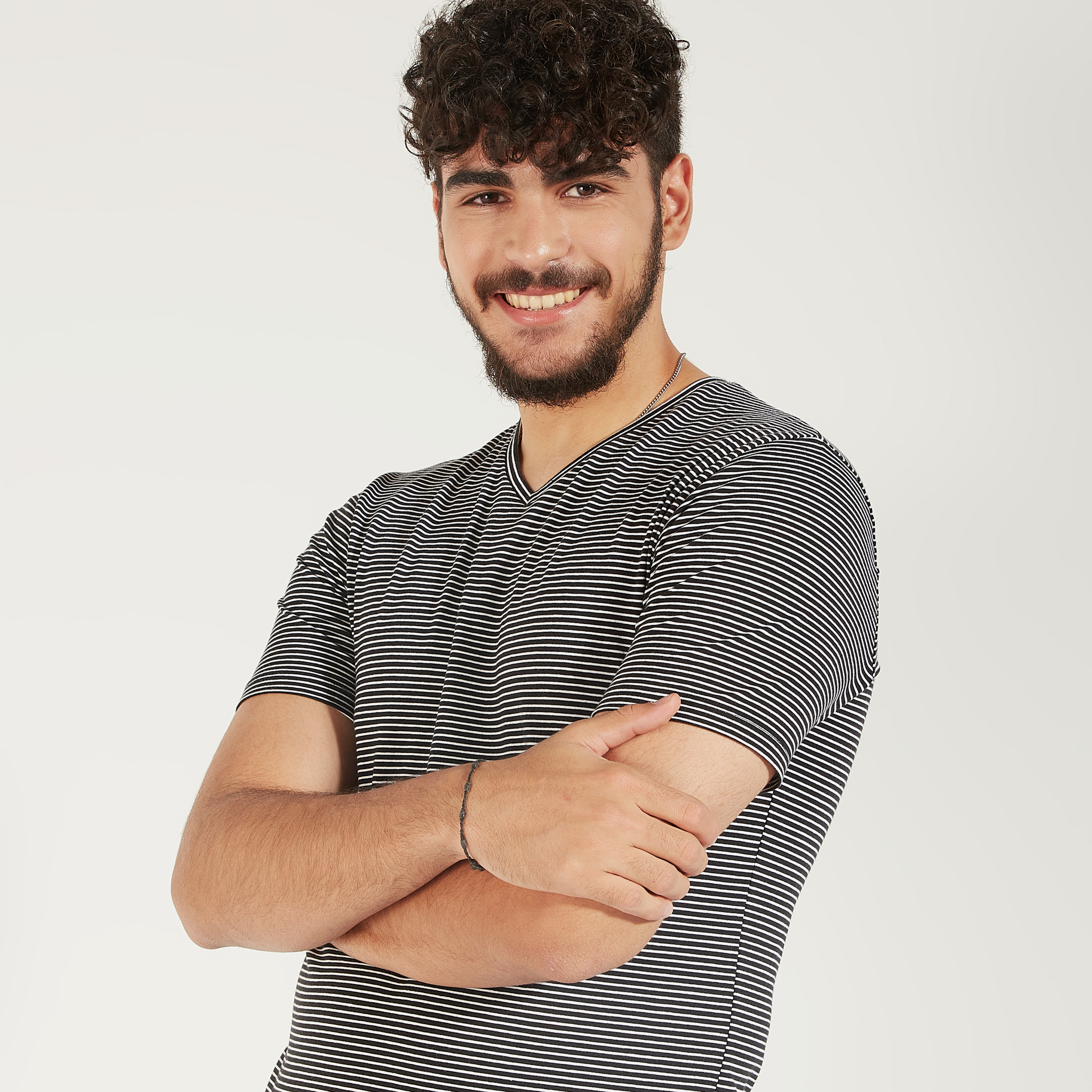 تيشيرت مخطّط بياقة V وأكمام قصيرة-men-clothing-tshirtsandpolos-tshirts-image-1