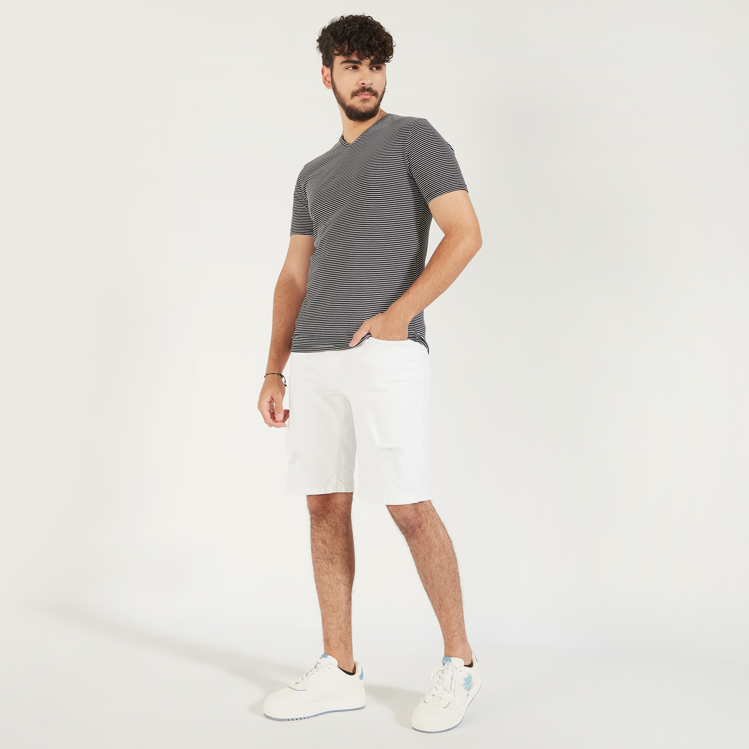 تيشيرت مخطّط بياقة V وأكمام قصيرة-men-clothing-tshirtsandpolos-tshirts-image-2