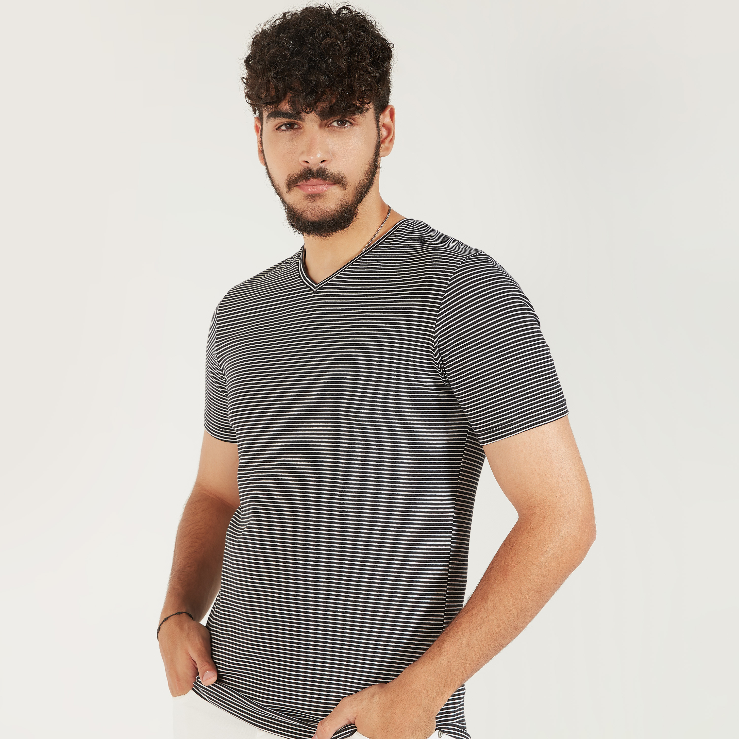 تيشيرت مخطّط بياقة V وأكمام قصيرة-men-clothing-tshirtsandpolos-tshirts-image-3