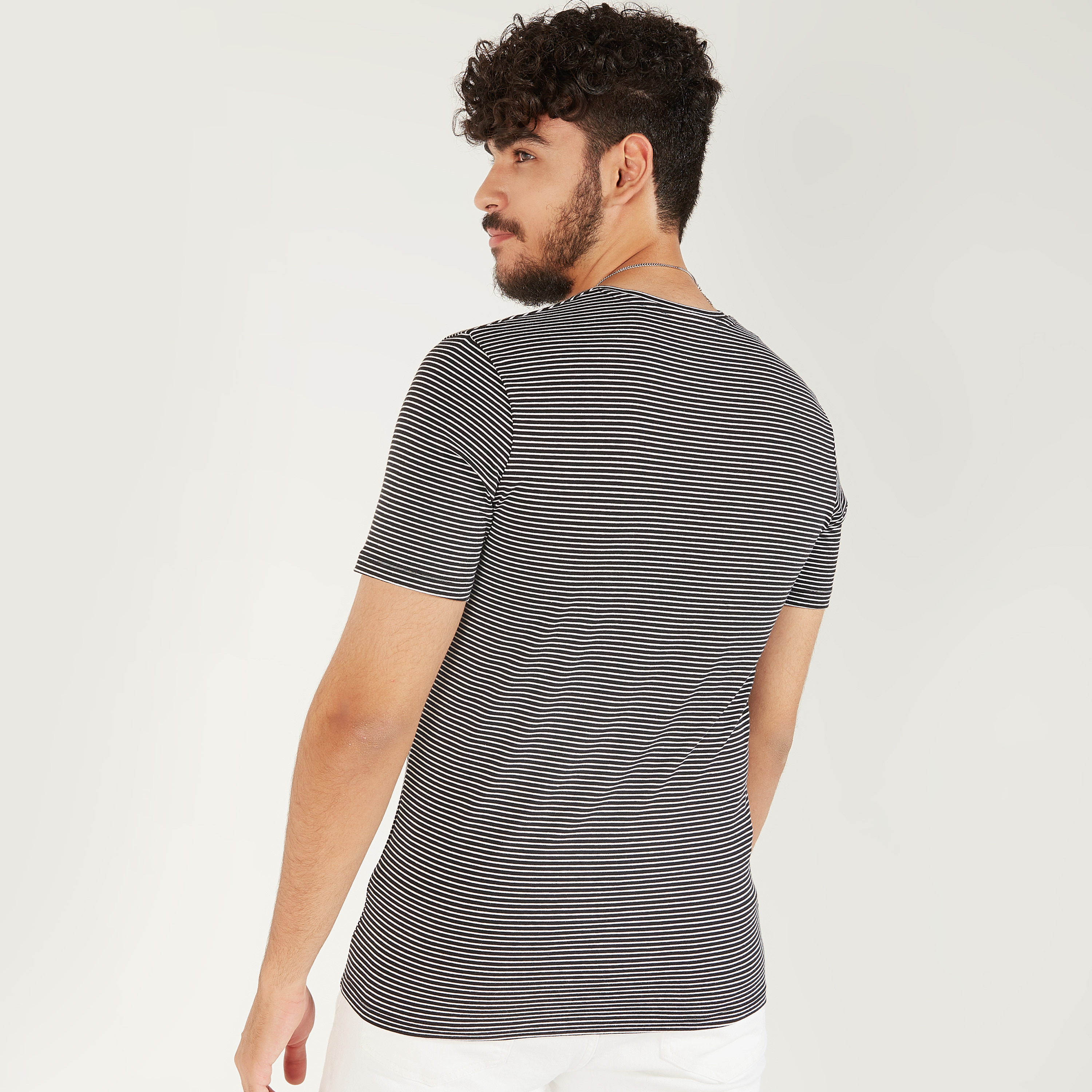تيشيرت مخطّط بياقة V وأكمام قصيرة-men-clothing-tshirtsandpolos-tshirts-image-4