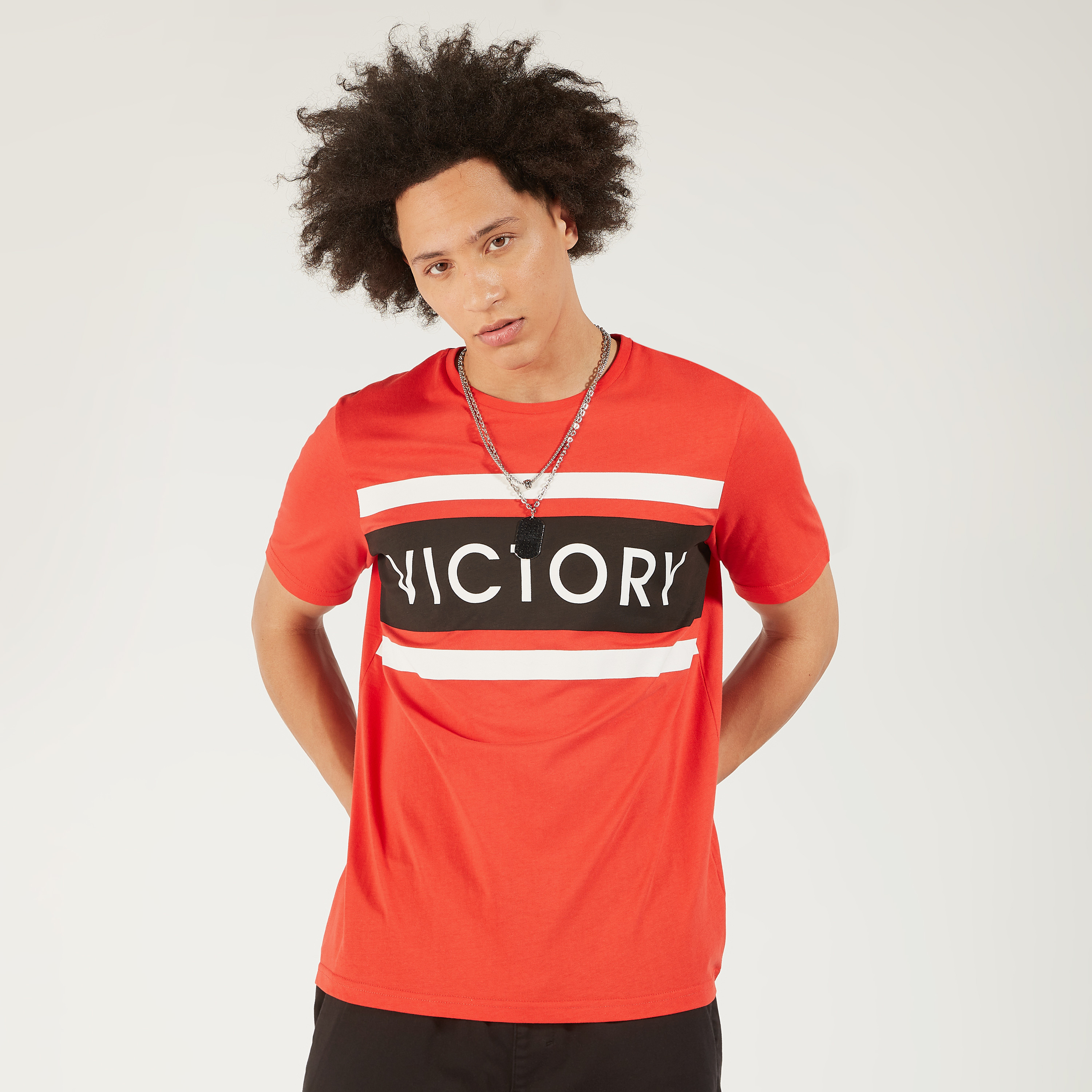 تيشيرت بياقة ضيقة وأكمام قصيرة وطبعات-men-clothing-tshirtsandpolos-tshirts-image-1