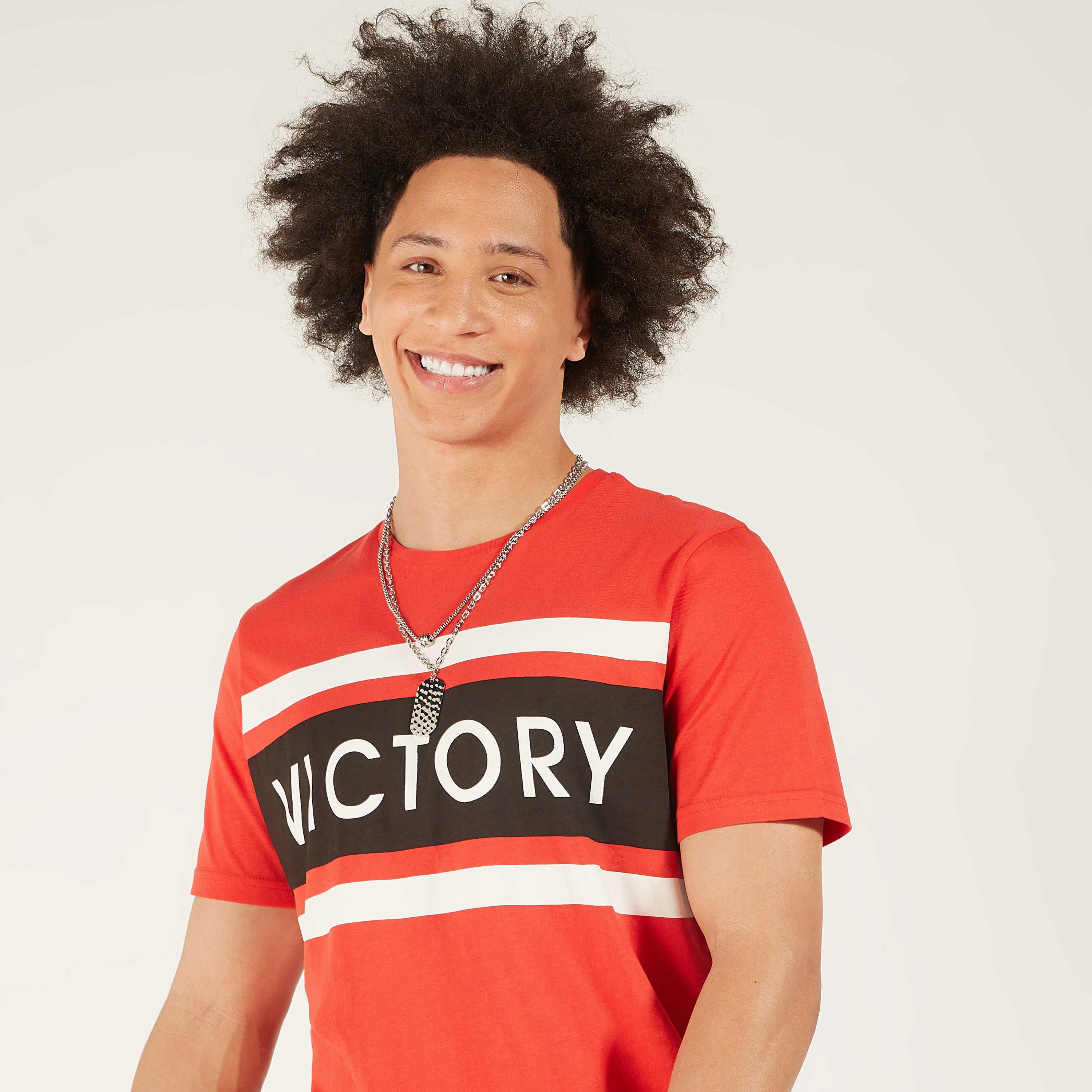 تيشيرت بياقة ضيقة وأكمام قصيرة وطبعات-men-clothing-tshirtsandpolos-tshirts-image-2
