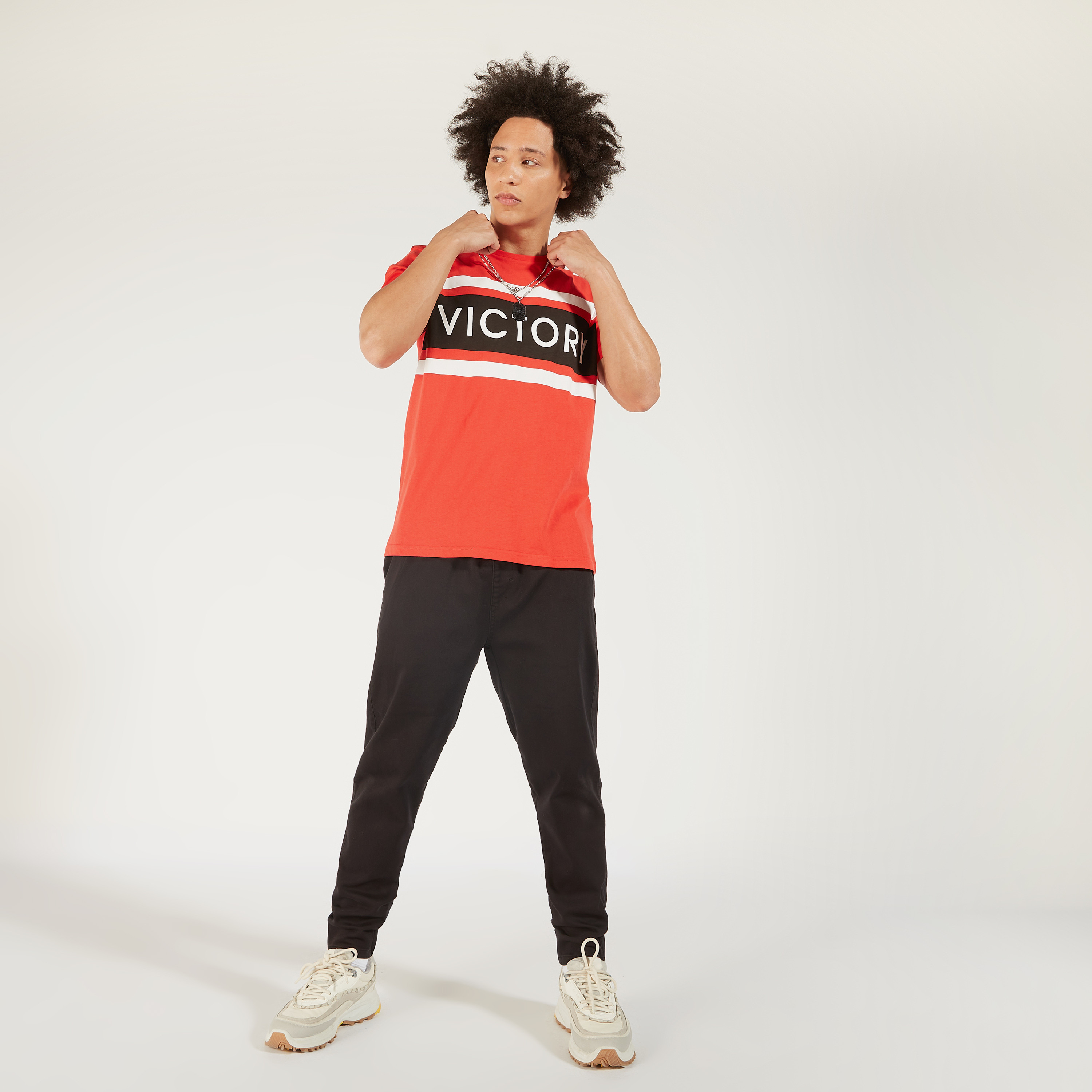 تيشيرت بياقة ضيقة وأكمام قصيرة وطبعات-men-clothing-tshirtsandpolos-tshirts-image-3