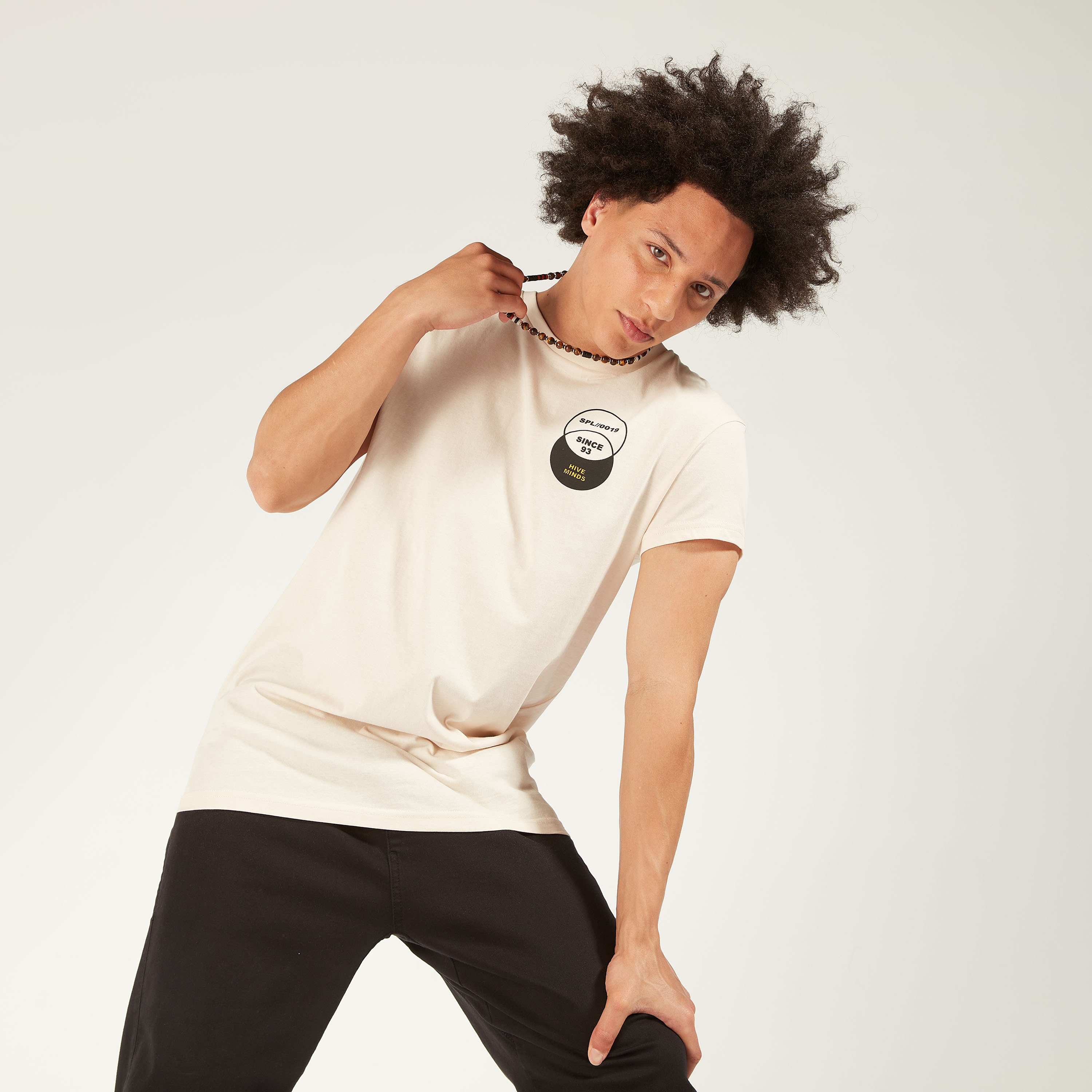 تيشيرت بياقة ضيقة وأكمام قصيرة وطبعات-men-clothing-tshirtsandpolos-tshirts-image-1
