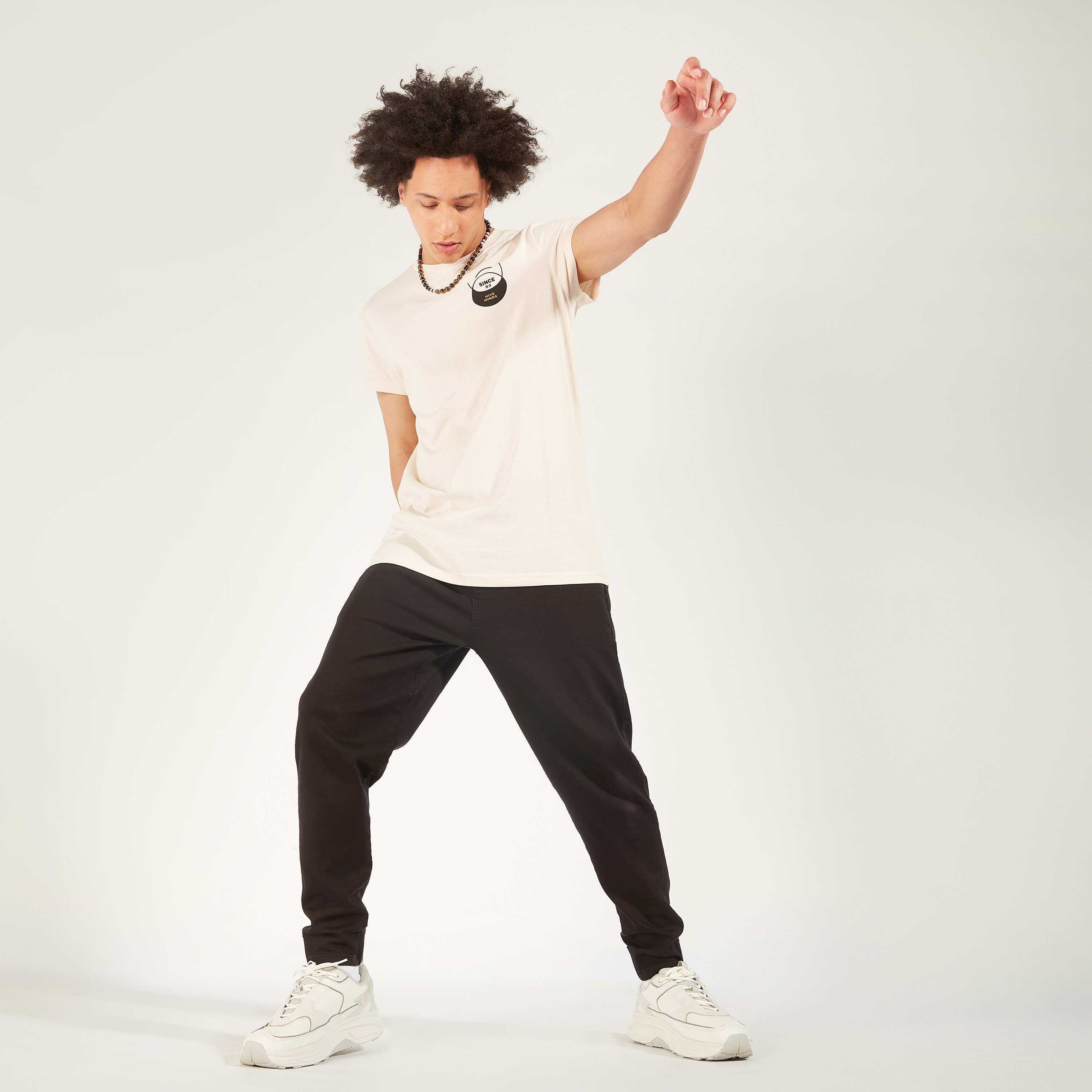 تيشيرت بياقة ضيقة وأكمام قصيرة وطبعات-men-clothing-tshirtsandpolos-tshirts-image-2
