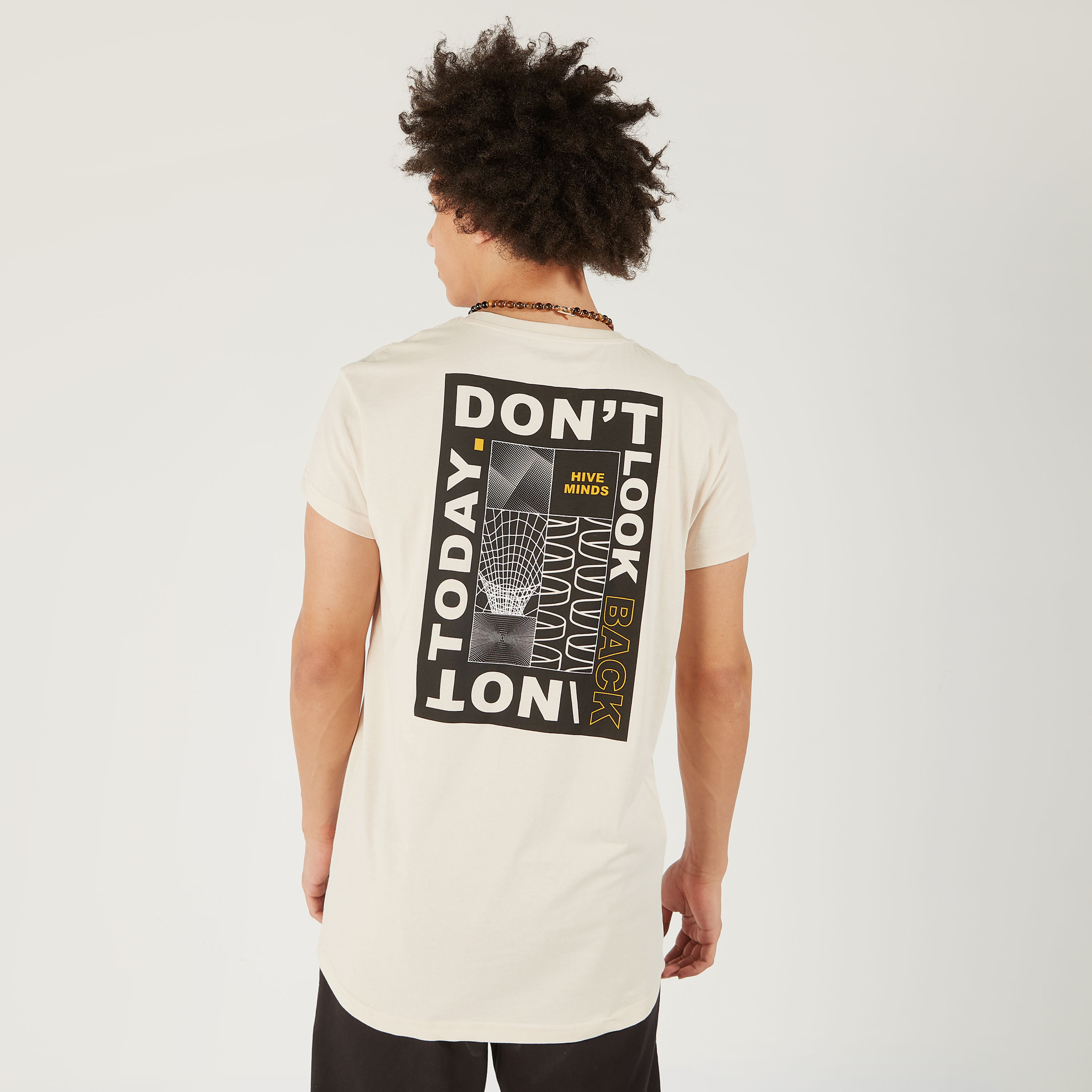 تيشيرت بياقة ضيقة وأكمام قصيرة وطبعات-men-clothing-tshirtsandpolos-tshirts-image-4