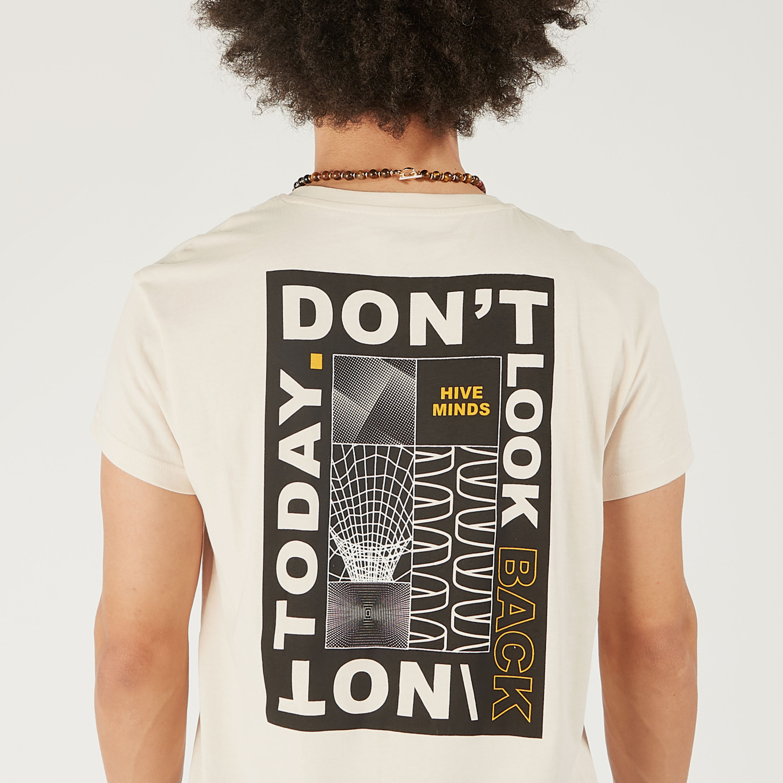 تيشيرت بياقة ضيقة وأكمام قصيرة وطبعات-men-clothing-tshirtsandpolos-tshirts-image-5