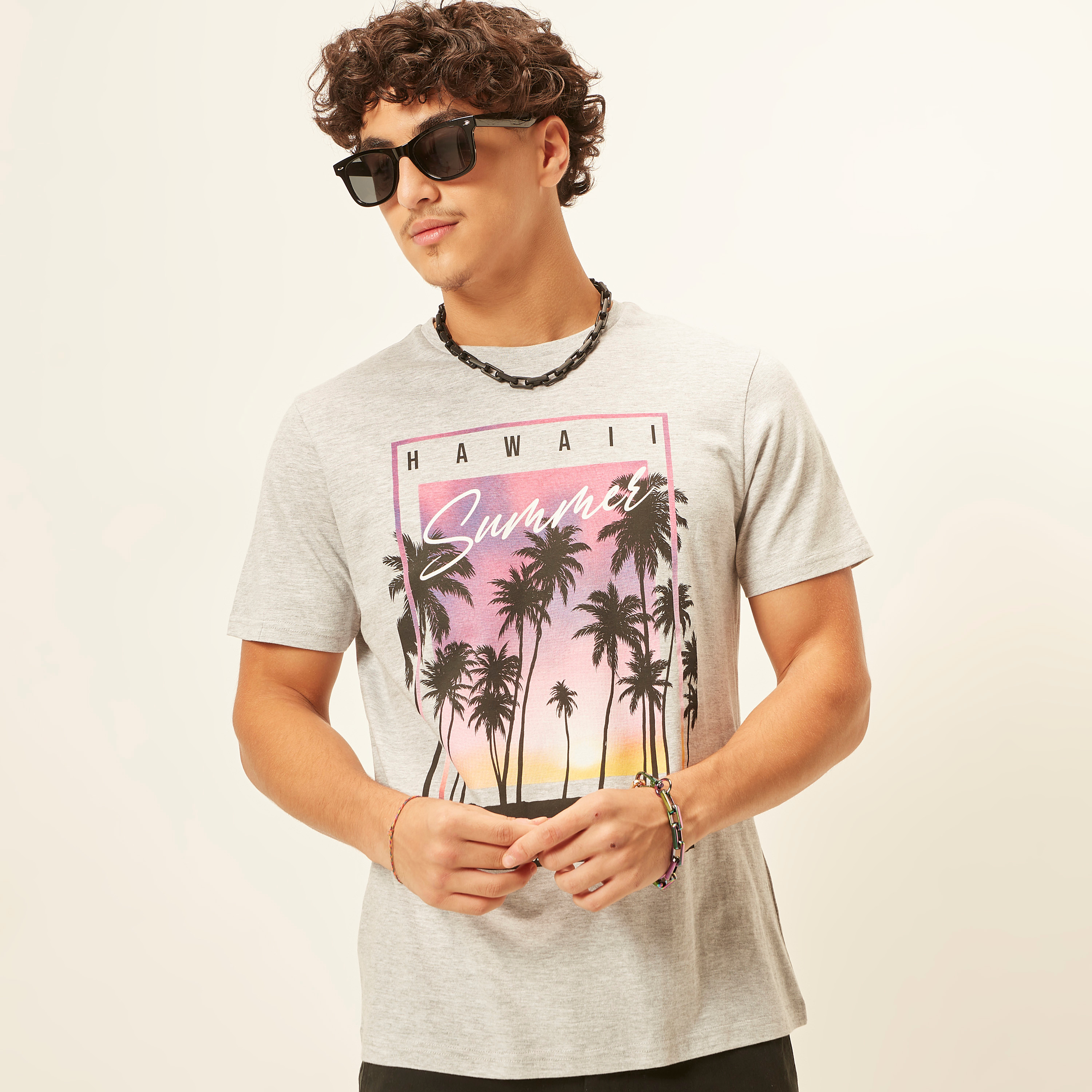 تيشيرت بياقة ضيقة وأكمام قصيرة وطبعات-men-clothing-tshirtsandpolos-tshirts-image-2