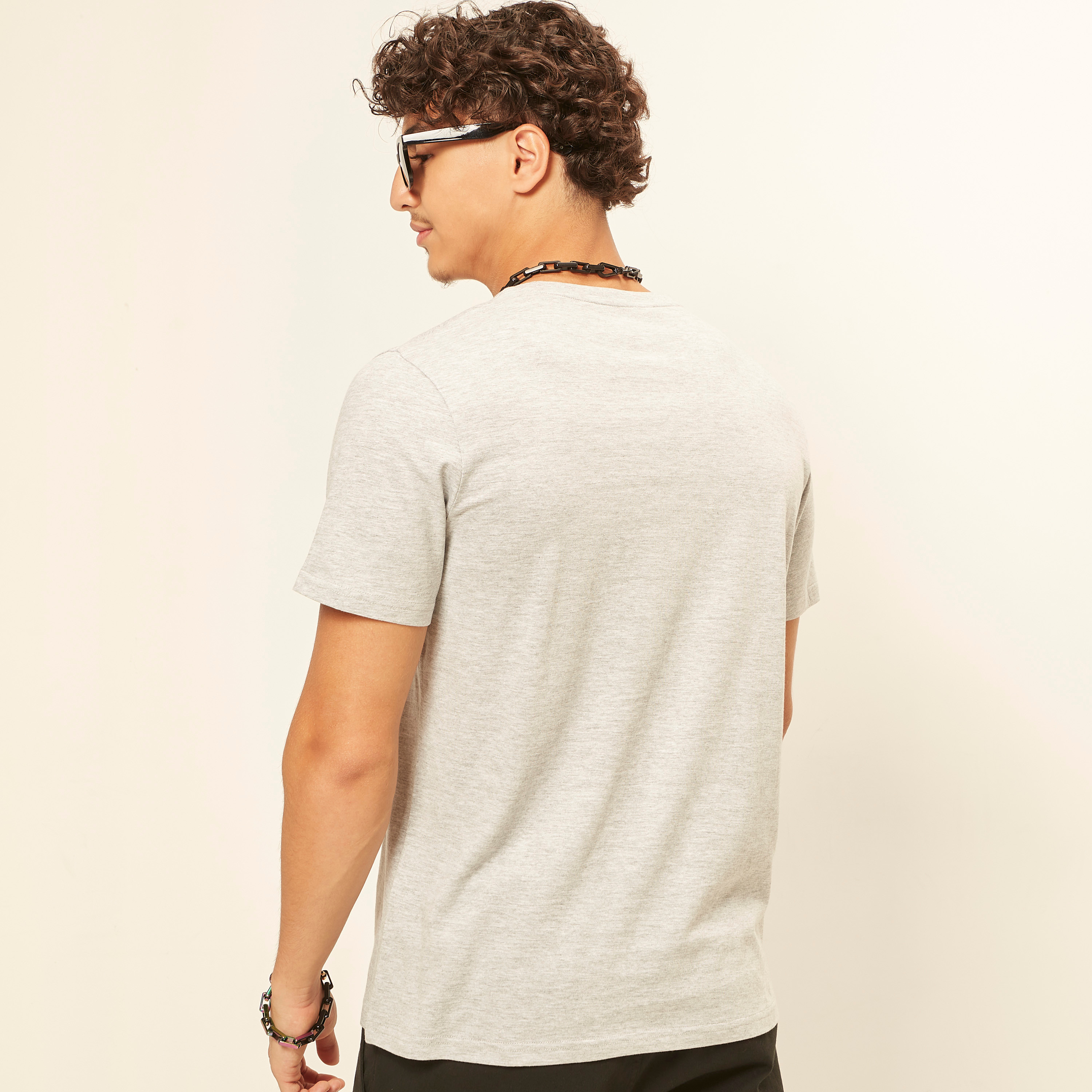 تيشيرت بياقة ضيقة وأكمام قصيرة وطبعات-men-clothing-tshirtsandpolos-tshirts-image-4
