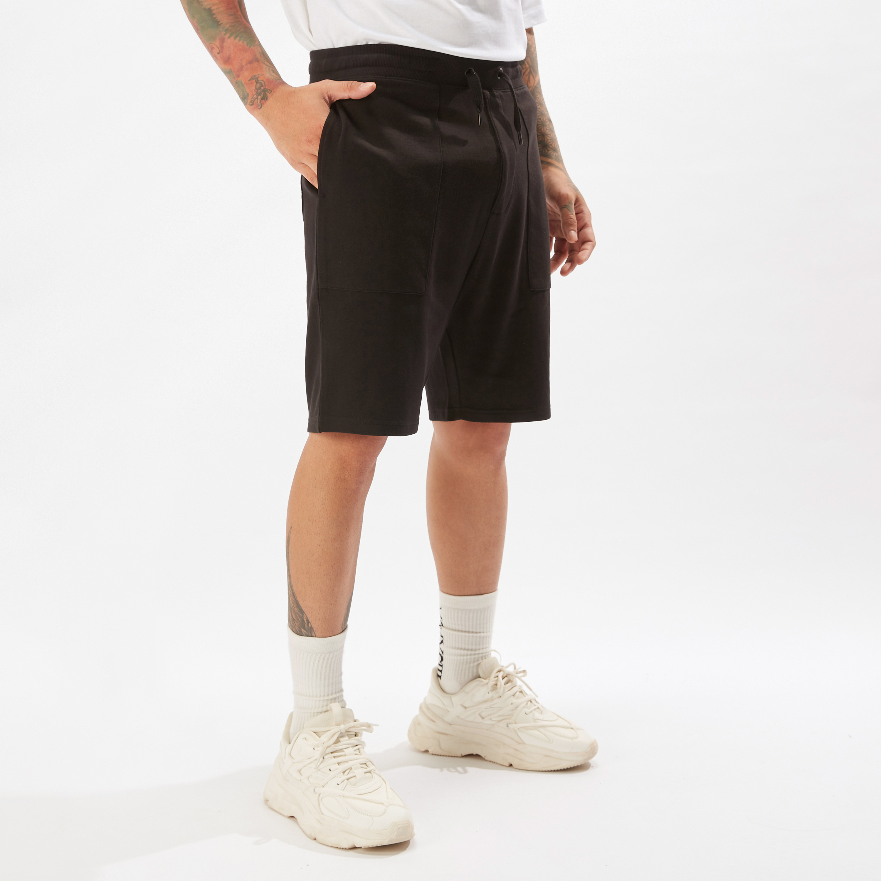 شورت سادة بخصر متوسط الارتفاع ورباط وجيوب-men-clothing-bottoms-shorts-image-10