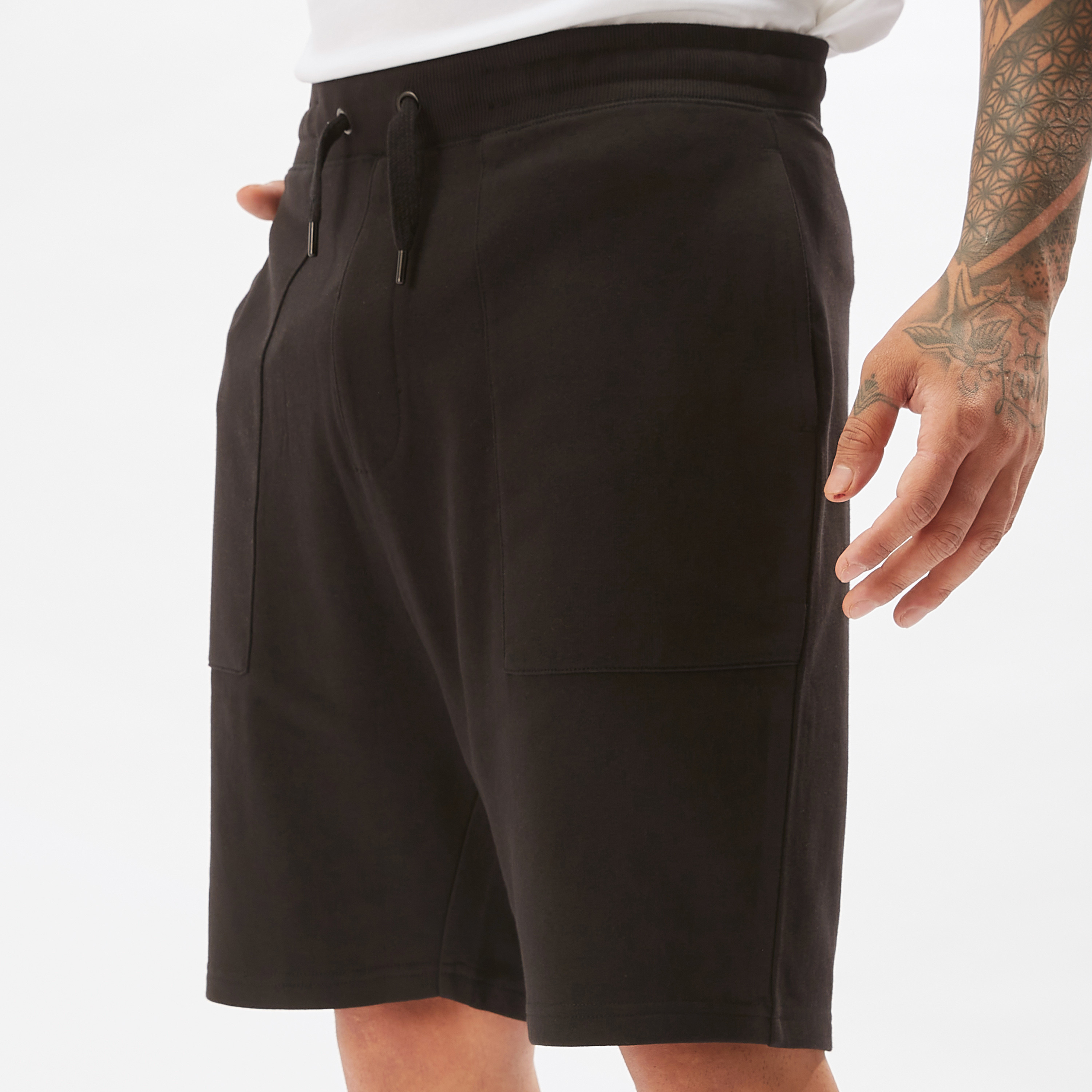 شورت سادة بخصر متوسط الارتفاع ورباط وجيوب-men-clothing-bottoms-shorts-image-12