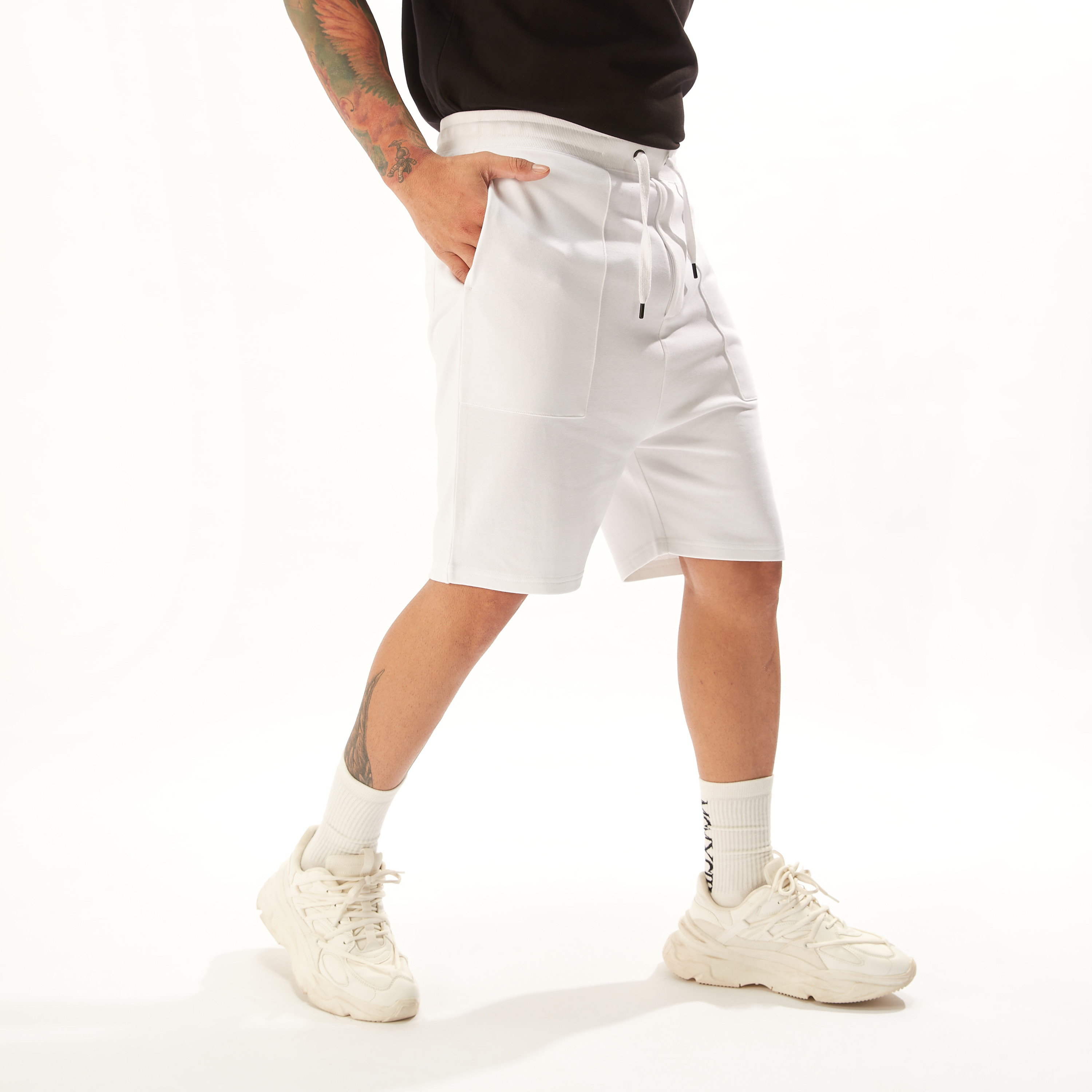 شورت سادة بخصر متوسط الارتفاع ورباط وجيوب-men-clothing-bottoms-shorts-image-1