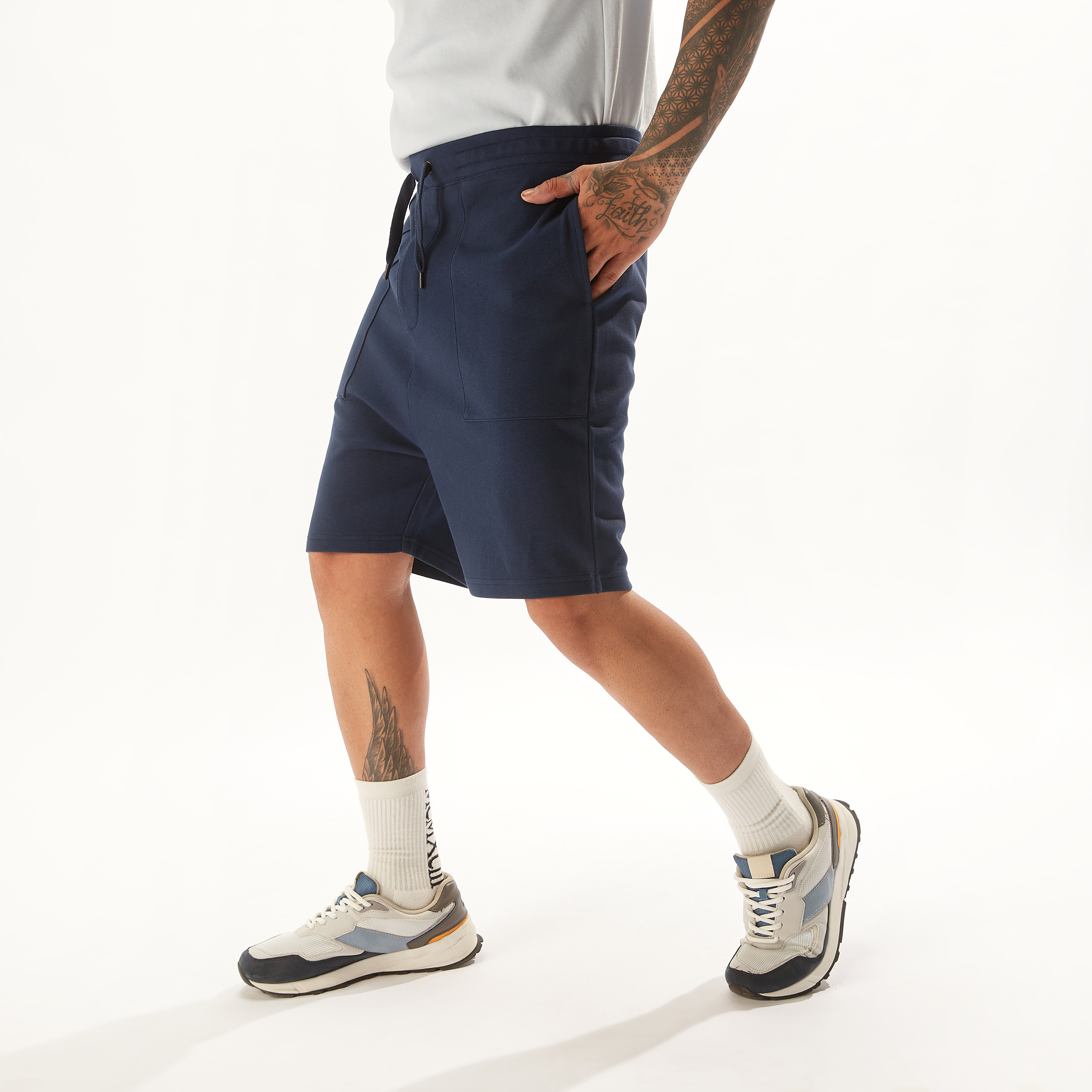 شورت سادة بخصر متوسط الارتفاع ورباط وجيوب-men-clothing-bottoms-shorts-image-14