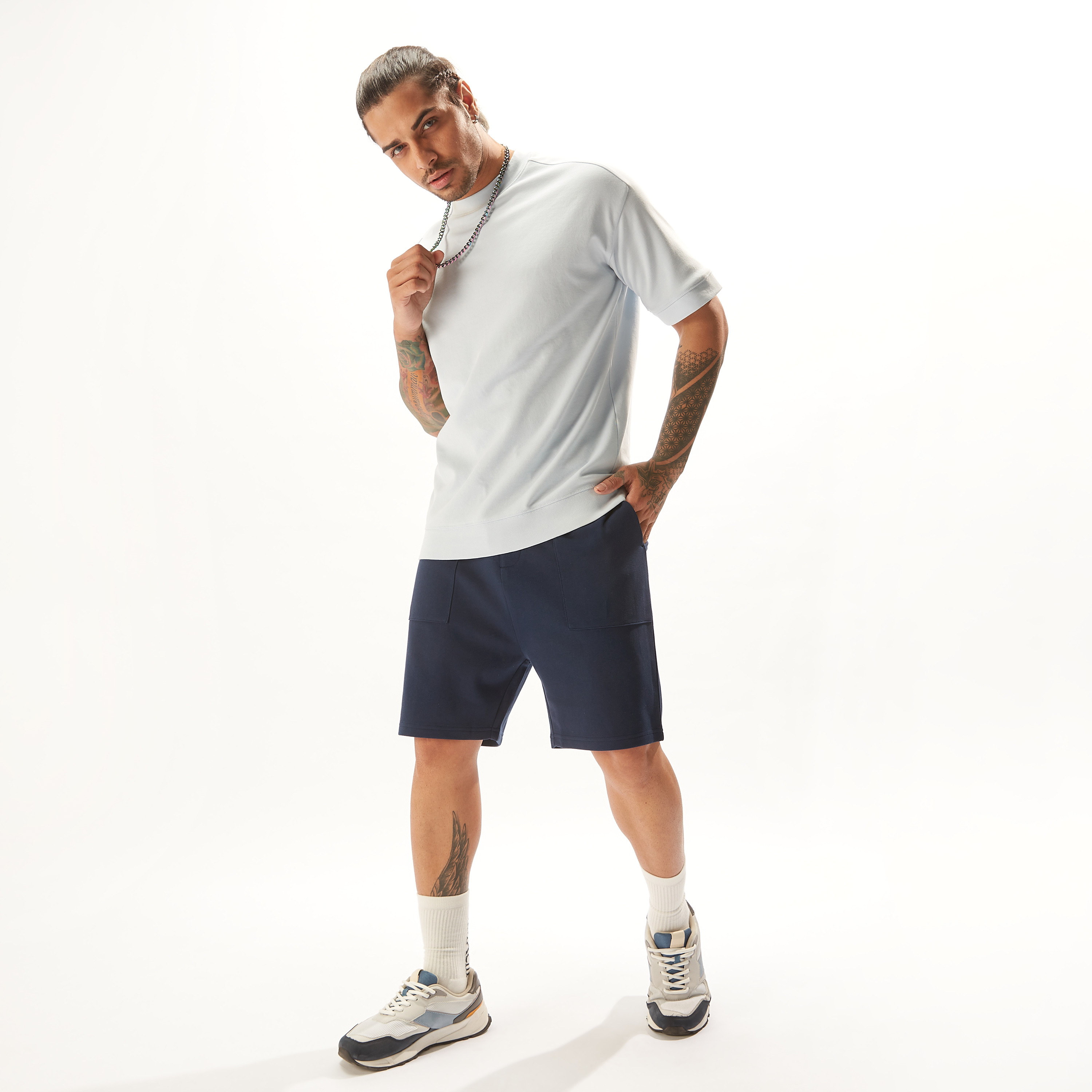 شورت سادة بخصر متوسط الارتفاع ورباط وجيوب-men-clothing-bottoms-shorts-image-15