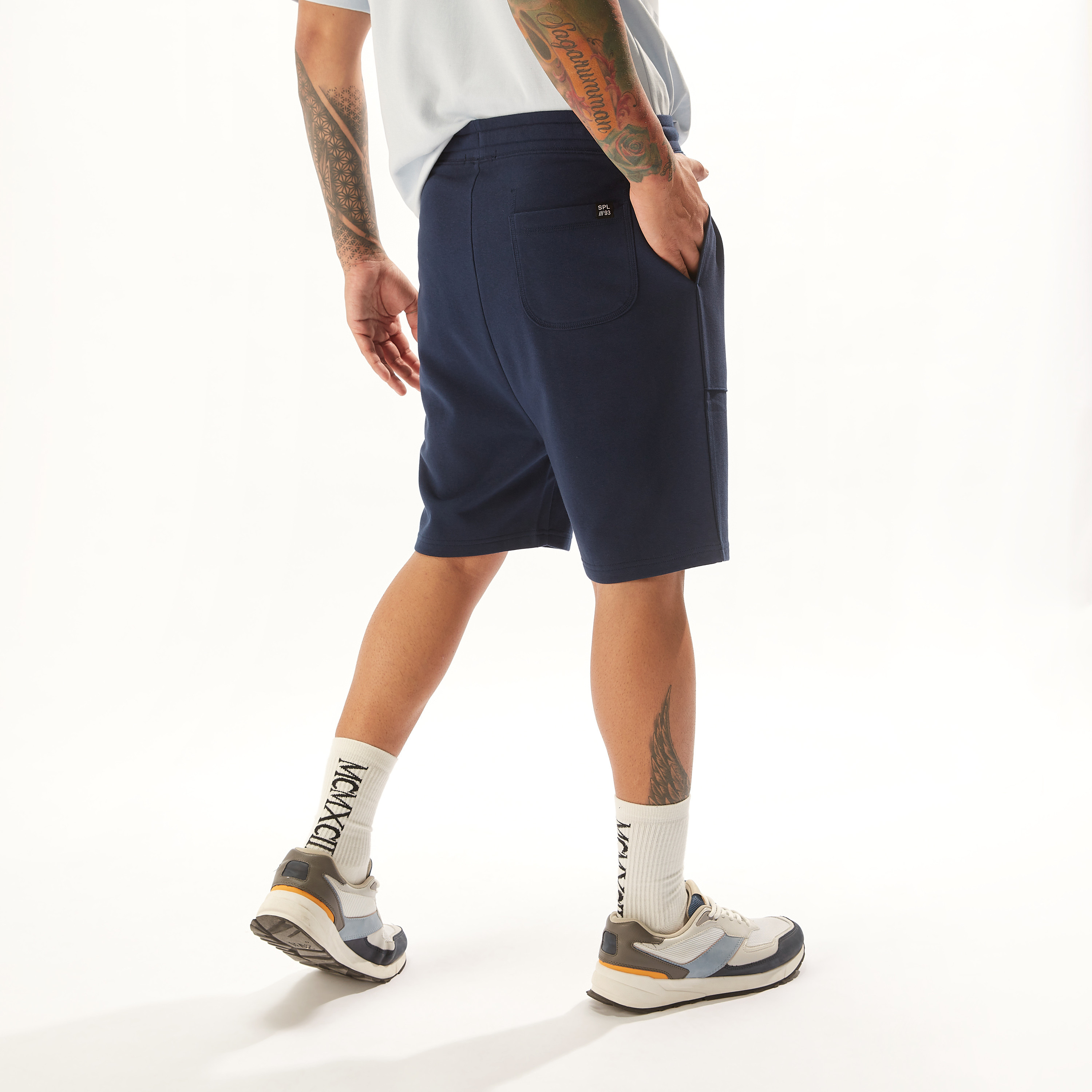 شورت سادة بخصر متوسط الارتفاع ورباط وجيوب-men-clothing-bottoms-shorts-image-17