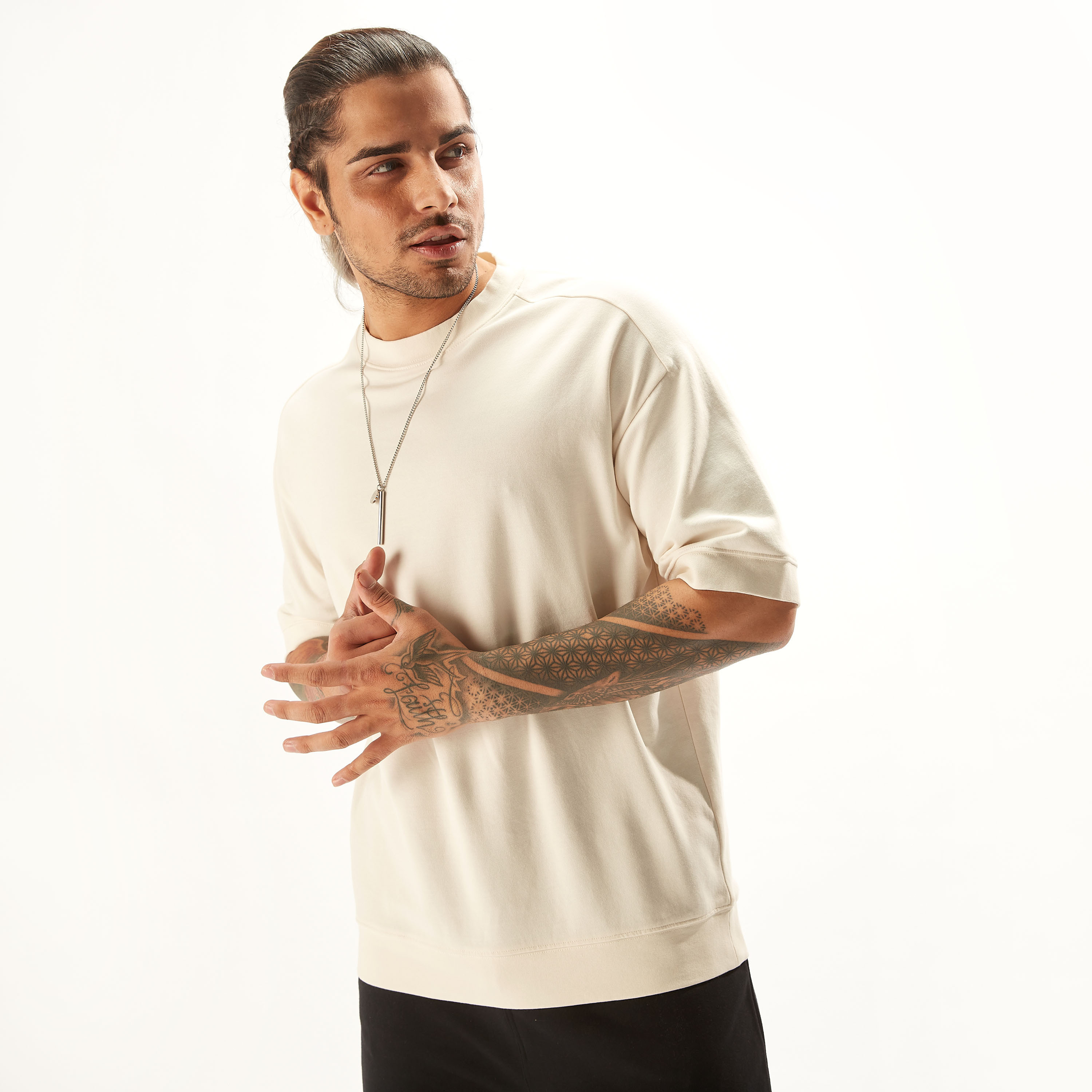 تيشيرت سادة بياقة ضيّقة وأكمام قصيرة-men-clothing-tshirtsandpolos-tshirts-image-5