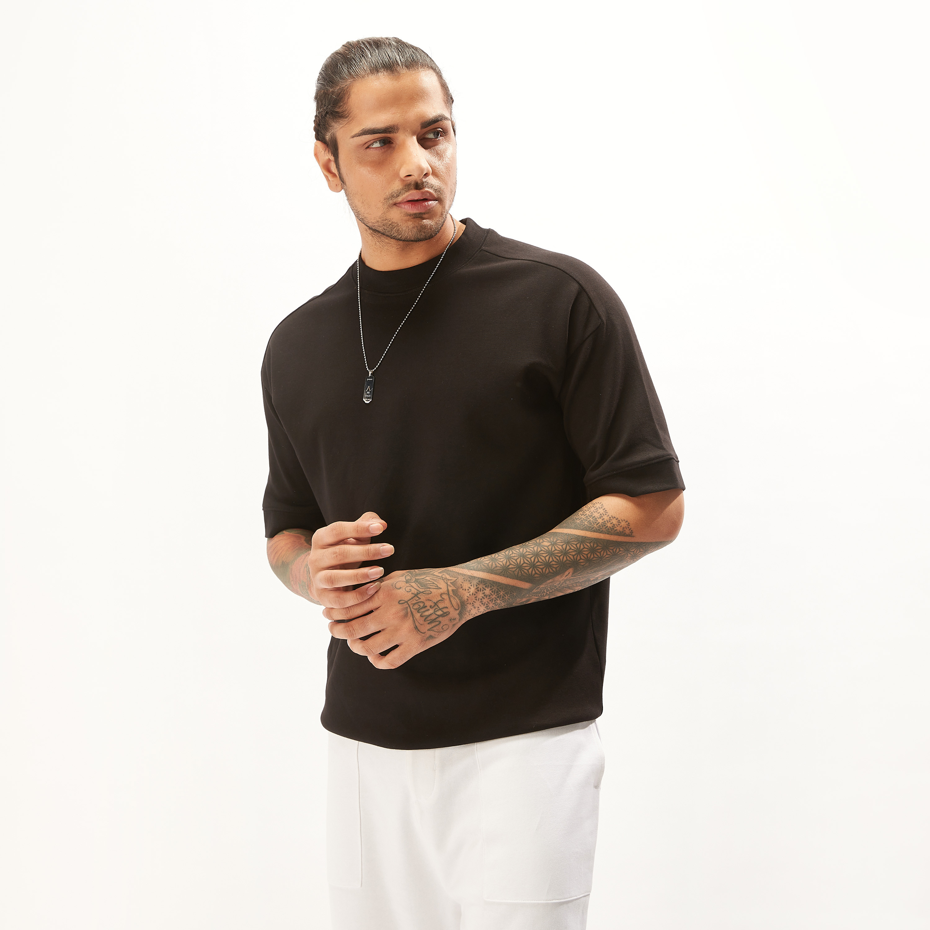 تيشيرت سادة بياقة ضيّقة وأكمام قصيرة-men-clothing-tshirtsandpolos-tshirts-image-13